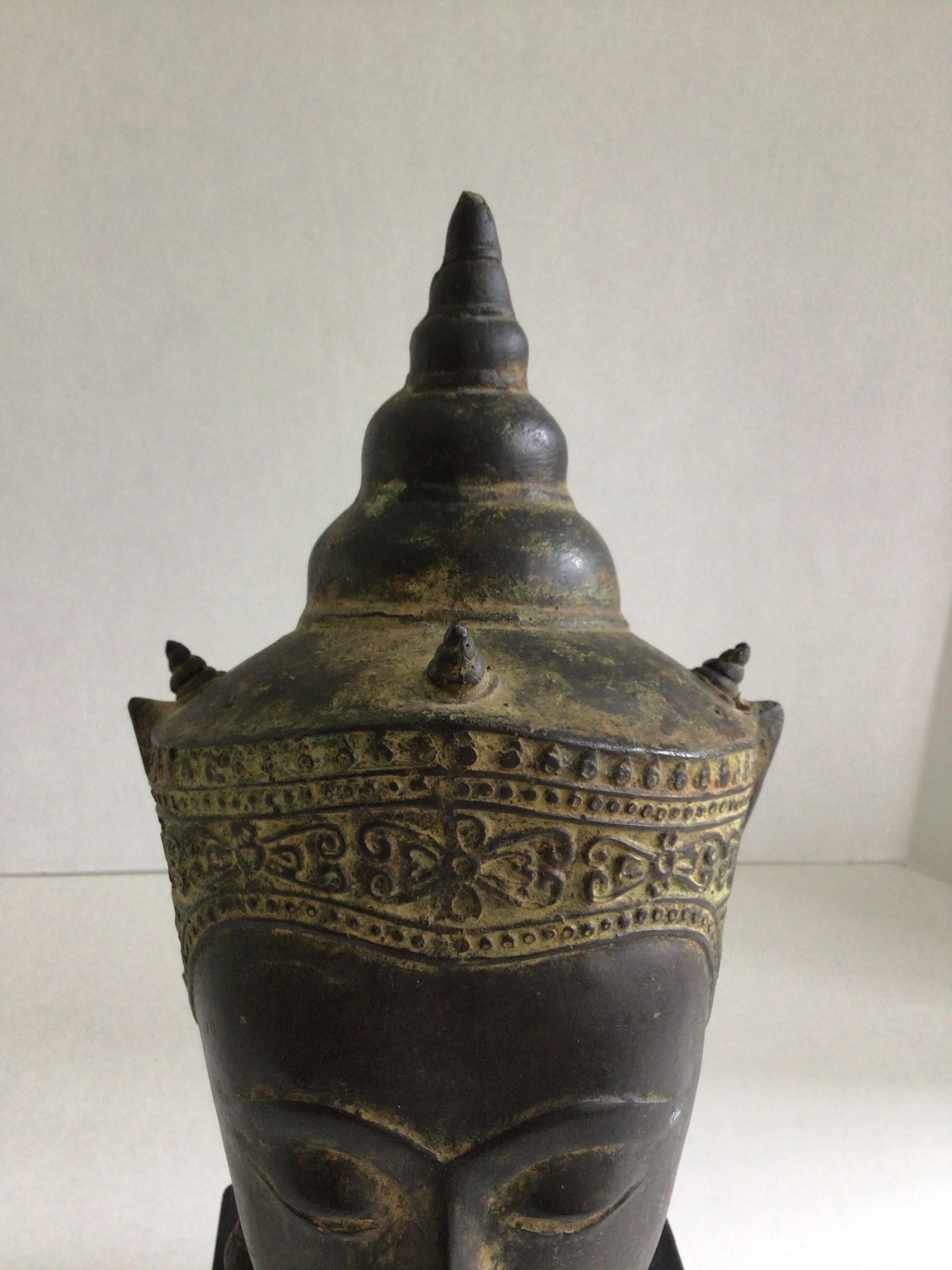 Bronzo Testa di Buddha tibetano con corona in bronzo fuso del 1960 su base in Wood Wood dipinto in vendita