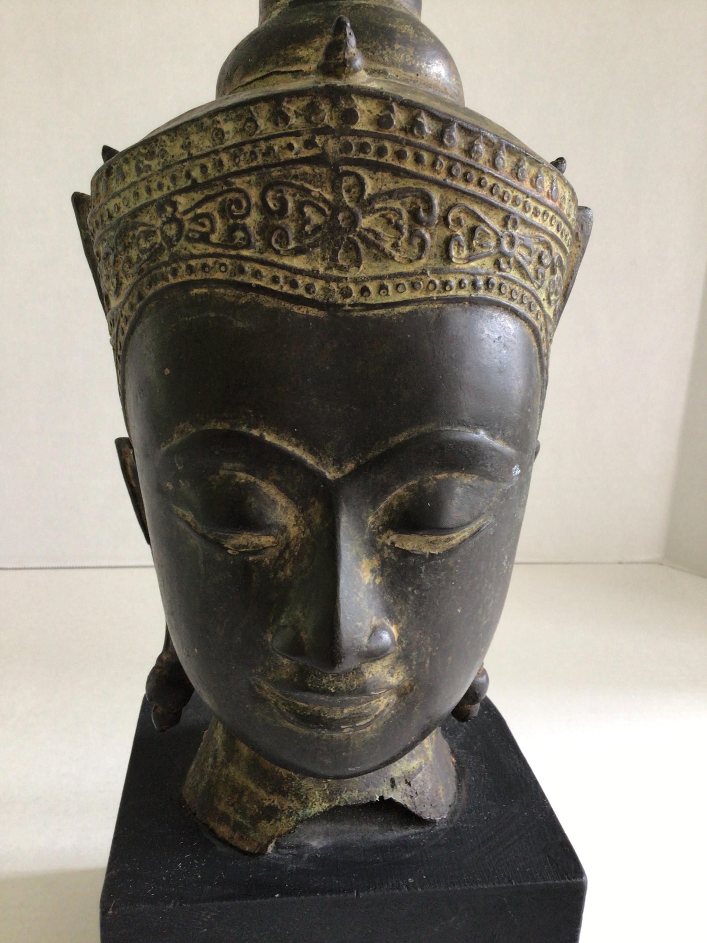 Testa di Buddha tibetano con corona in bronzo fuso del 1960 su base in Wood Wood dipinto in vendita 1