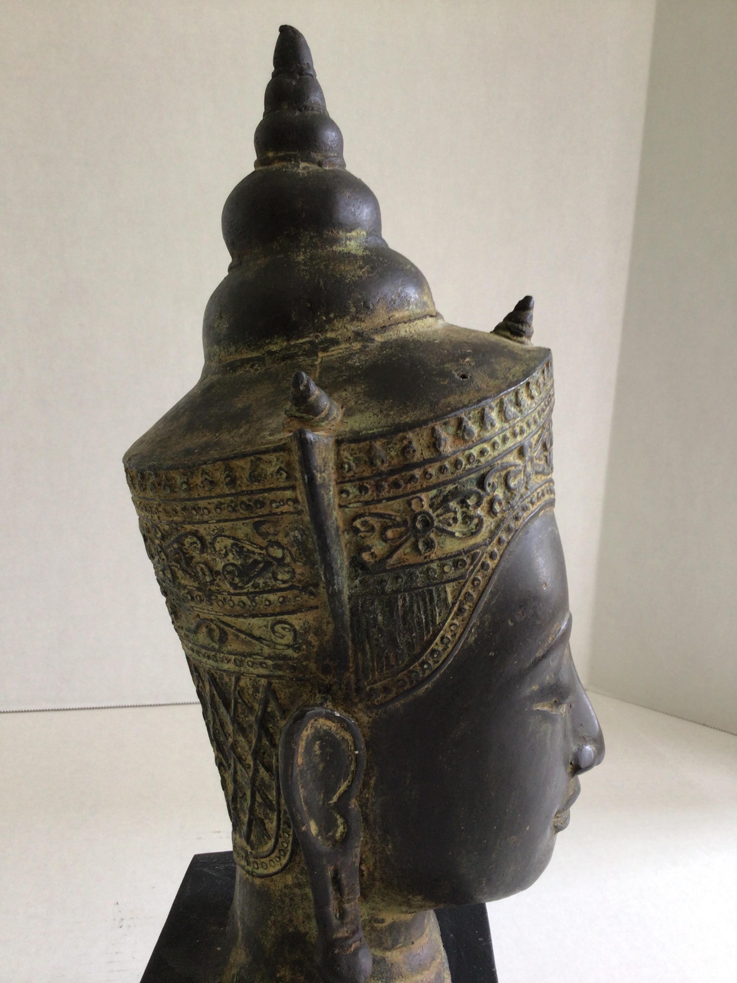 Testa di Buddha tibetano con corona in bronzo fuso del 1960 su base in Wood Wood dipinto in vendita 2