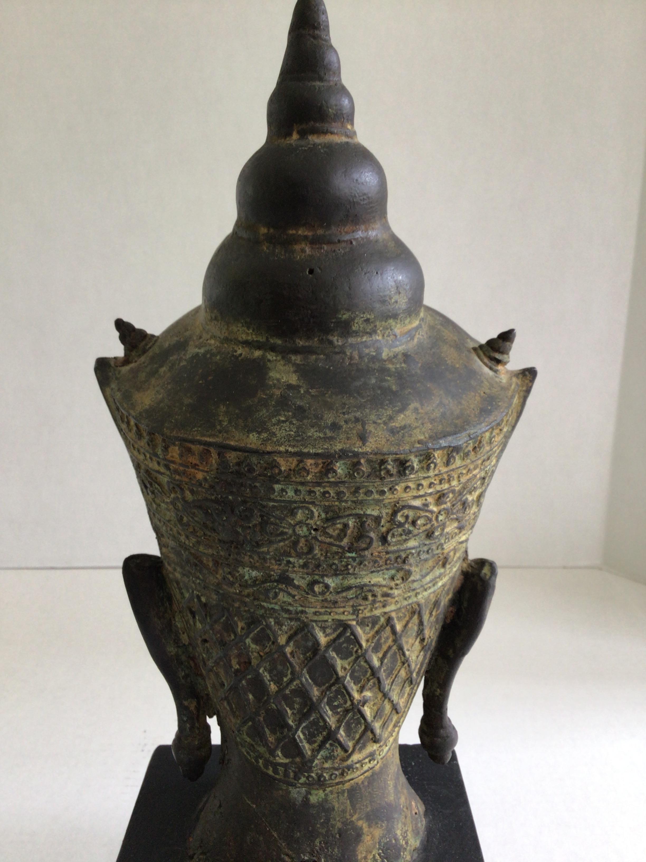 Testa di Buddha tibetano con corona in bronzo fuso del 1960 su base in Wood Wood dipinto in vendita 3