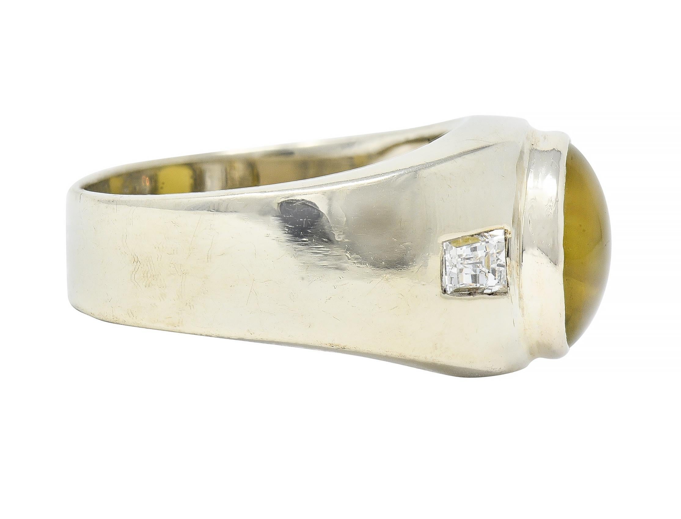 1960er Jahre 14 Karat Weißgold Dreisteinring mit Katzenauge Chrysoberyll und Diamant für Damen oder Herren im Angebot