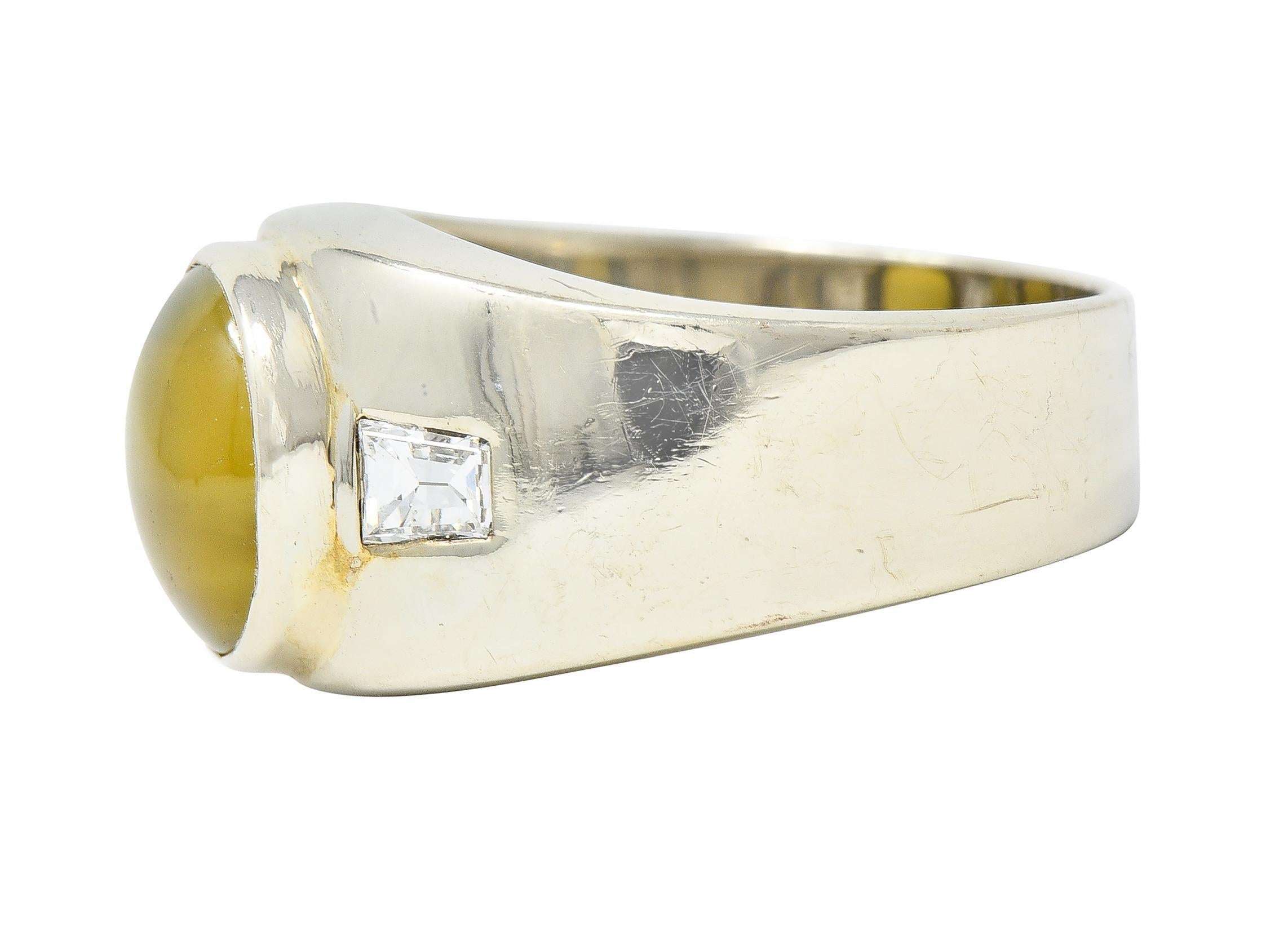 1960er Jahre 14 Karat Weißgold Dreisteinring mit Katzenauge Chrysoberyll und Diamant im Angebot 2