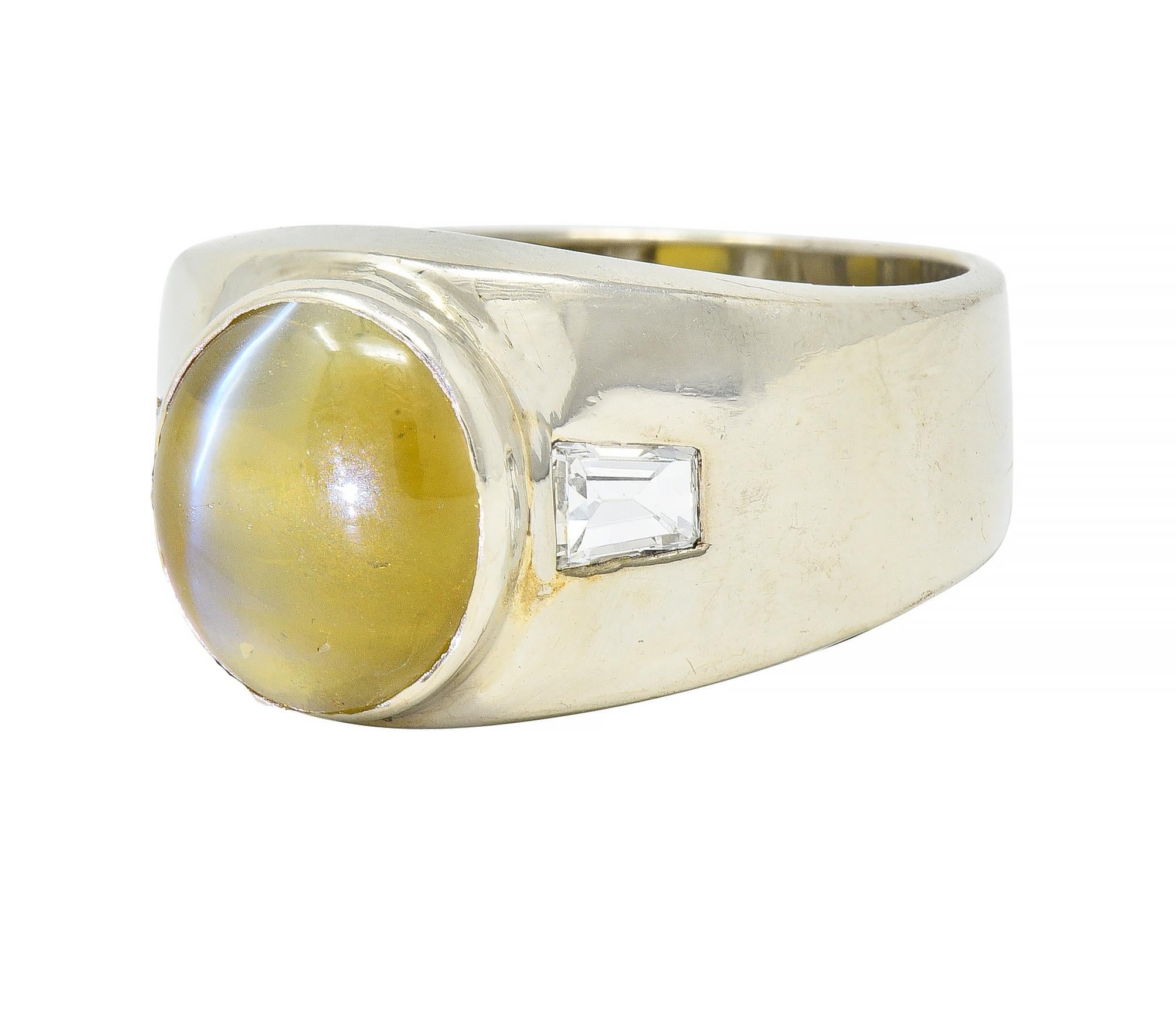 1960er Jahre 14 Karat Weißgold Dreisteinring mit Katzenauge Chrysoberyll und Diamant im Angebot 3