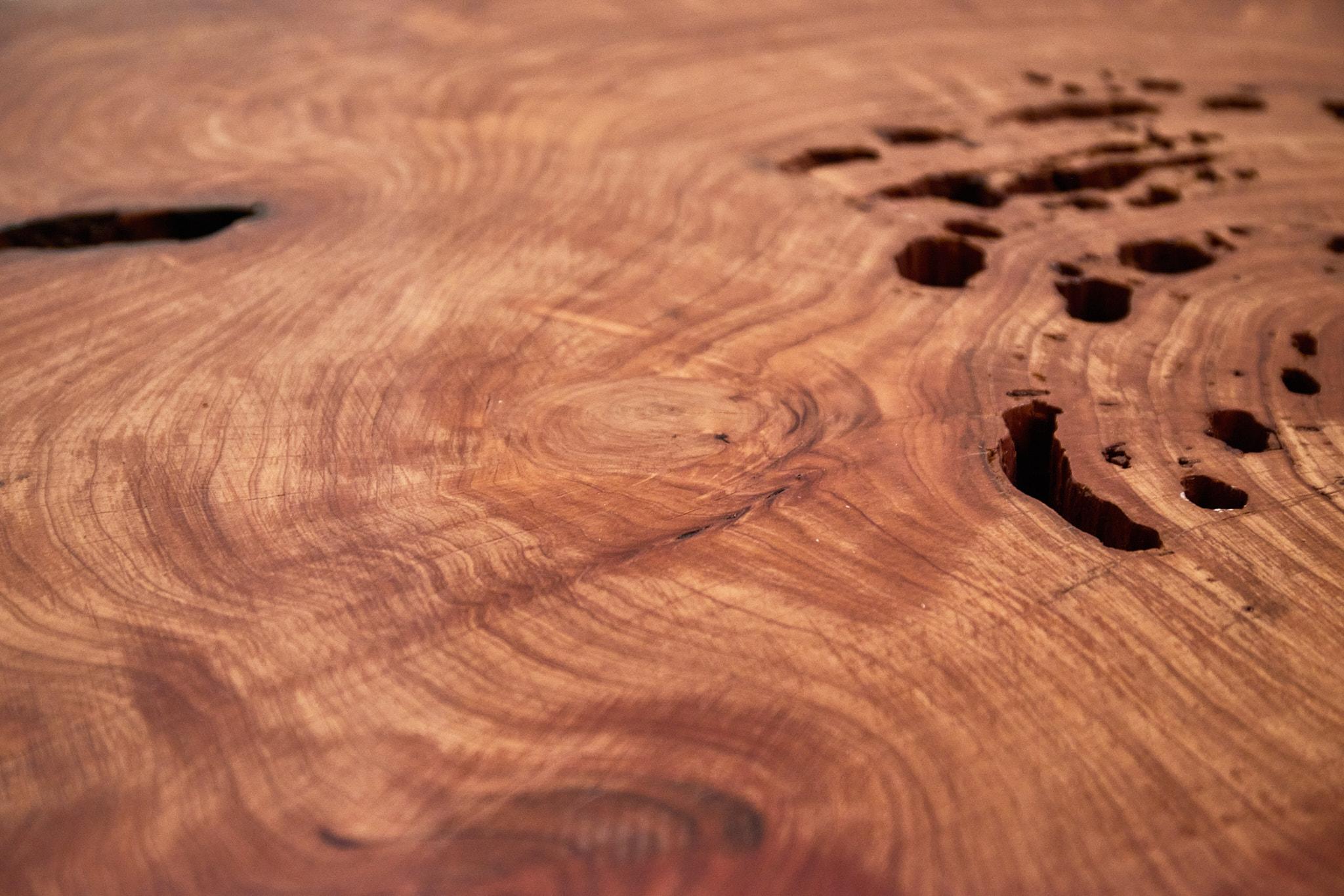 italien Table basse en bois de cèdre des années 1960 avec pieds en laiton en vente