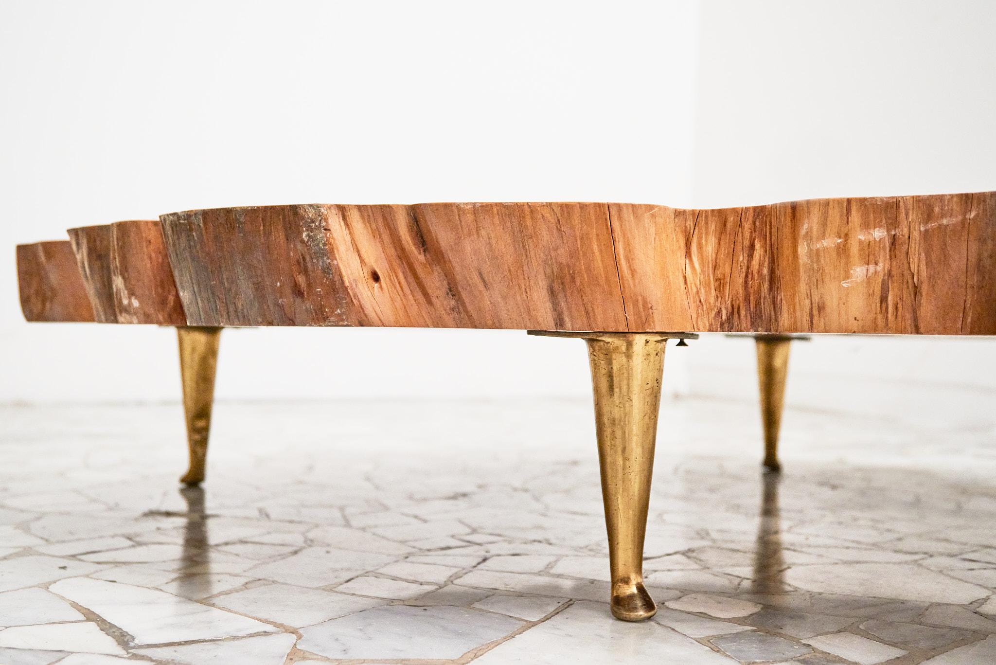 Milieu du XXe siècle Table basse en bois de cèdre des années 1960 avec pieds en laiton en vente