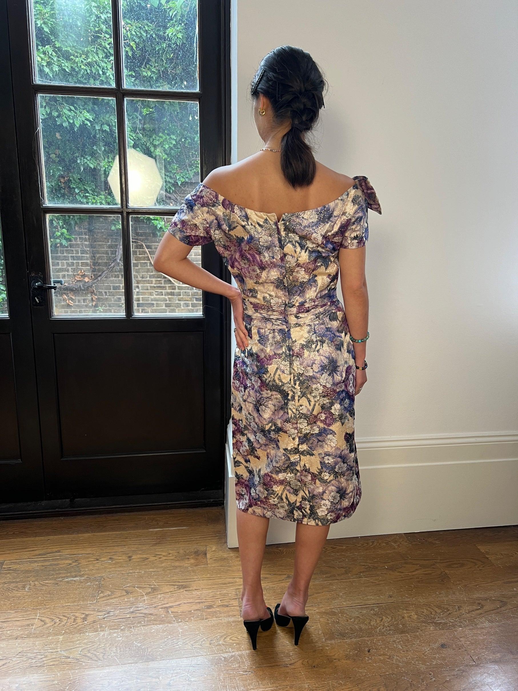 Vestido de seda floral lila y morado Ceil Chapman, años 60 en venta 2