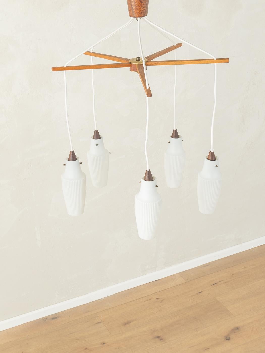 Lampada da soffitto classica degli anni '60 in stile scandinavo con cinque paralumi in vetro smerigliato su una struttura in teak.

Caratteristiche di qualità:

    ottima lavorazione
    materiali di alta qualità
    Prodotto in Germania

