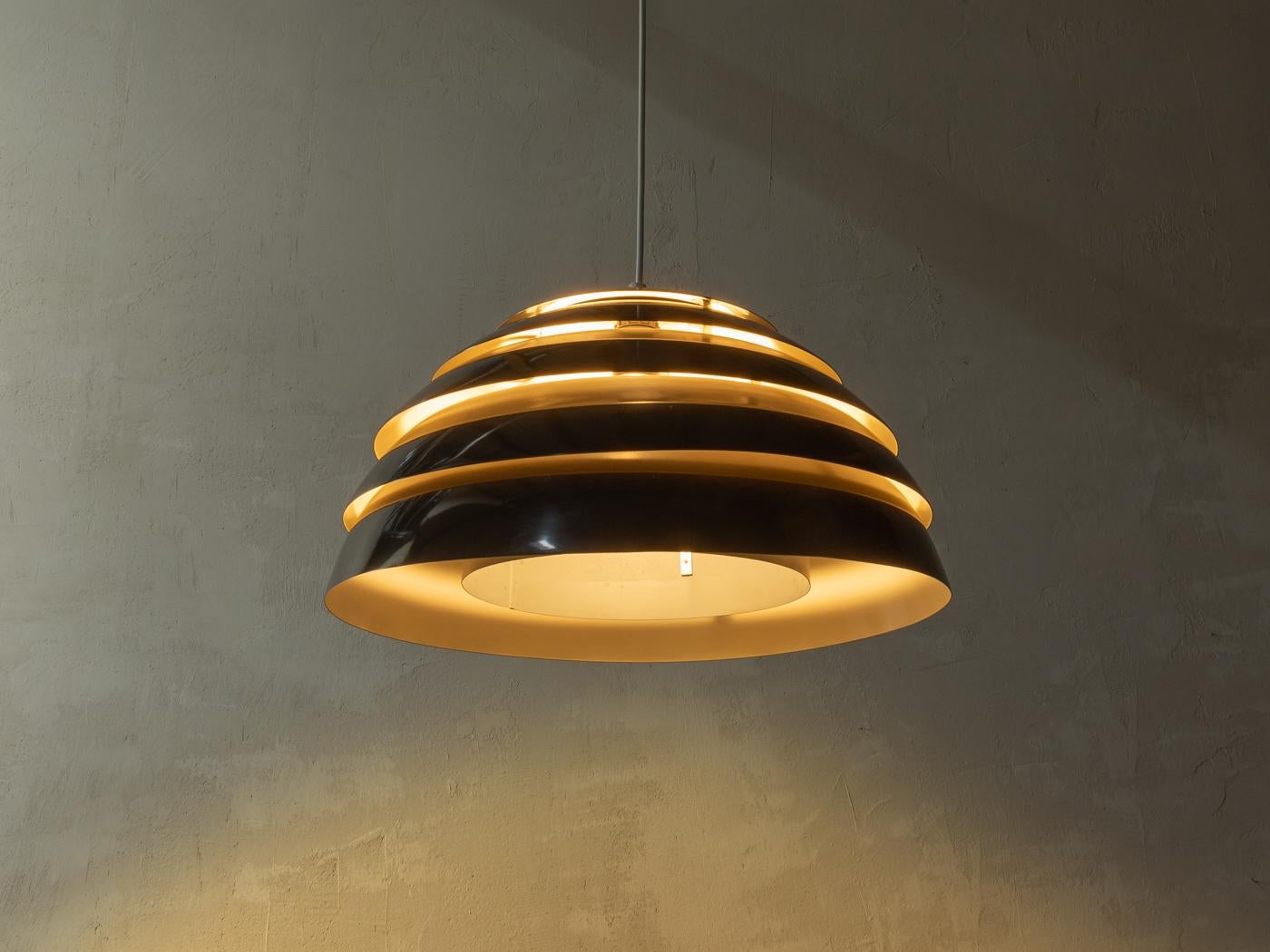 Rara lampada da soffitto T325 degli anni '60 di Hans-Agne Jakobsson. Paralume in marrone. Prodotto in Svezia, produttore: Hans-Agne Jakobsson - AB Markaryd (marchio sul paralume). 