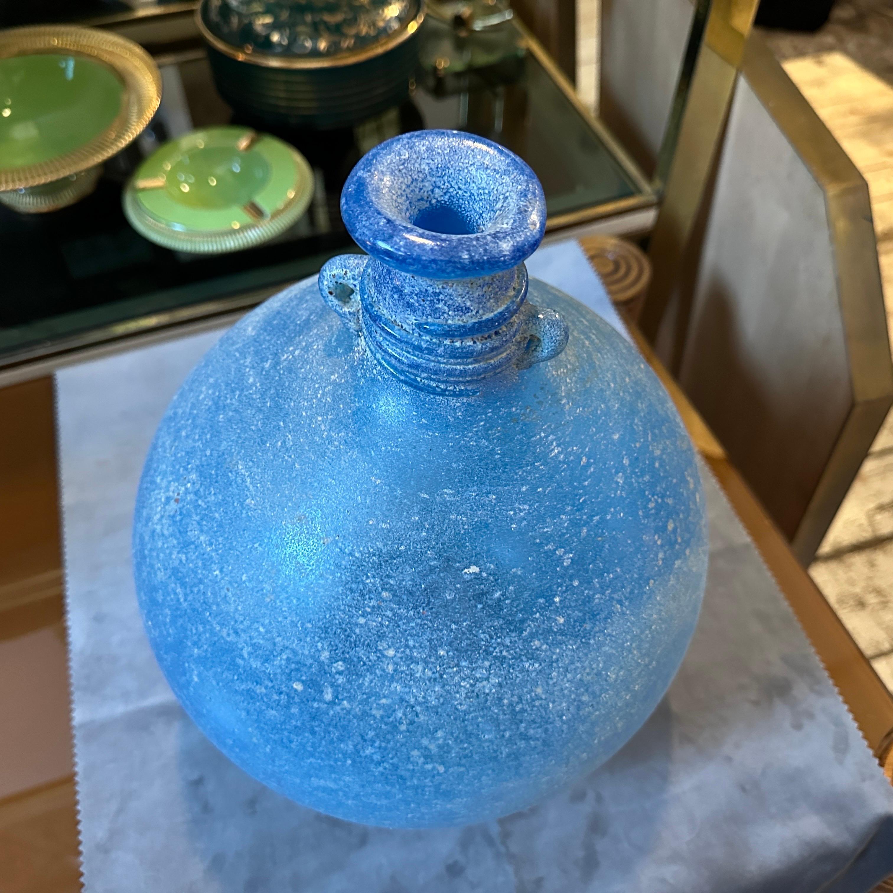 Vaso in vetro di Murano Cenedese Scavo attribuibile agli anni '60, di colore blu chiaro in vendita 3