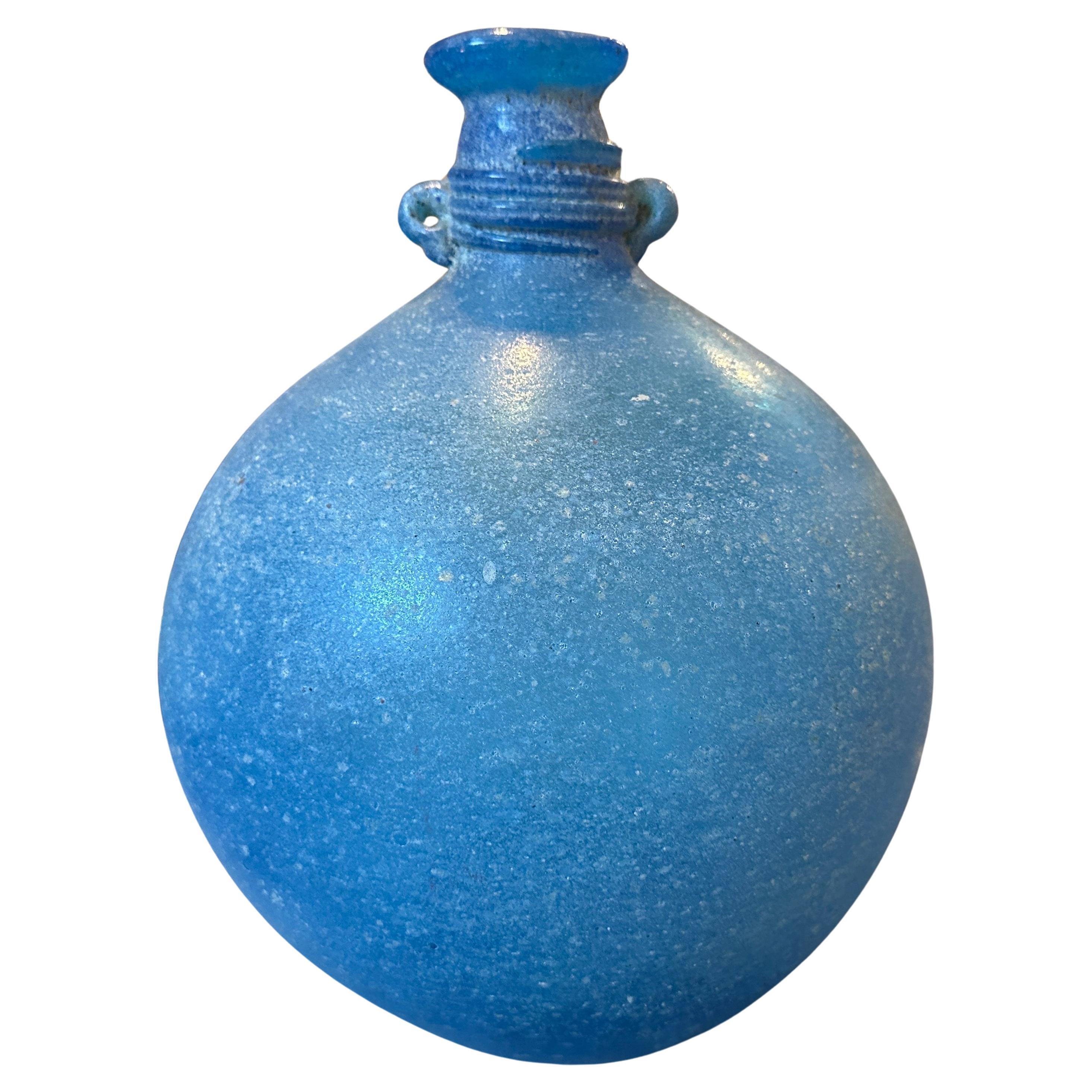 Questo vaso è un pezzo prezioso e ricercato tra i collezionisti di vetro di Murano. Cenedese è un noto e rispettato produttore di vetro di Murano, in Italia, famoso per le sue creazioni in vetro di alta qualità.
Il termine 