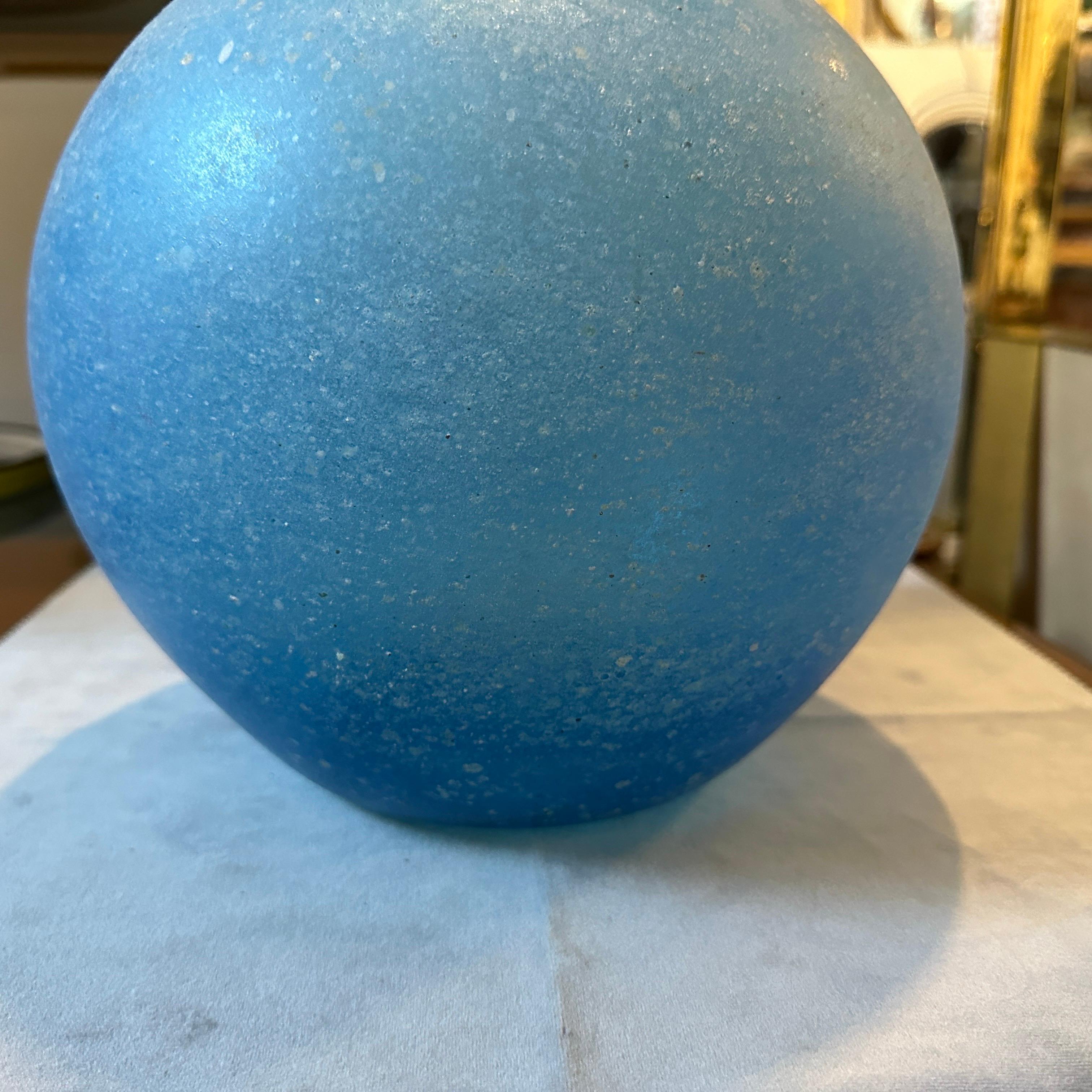 Neoclassico Vaso in vetro di Murano Cenedese Scavo attribuibile agli anni '60, di colore blu chiaro in vendita