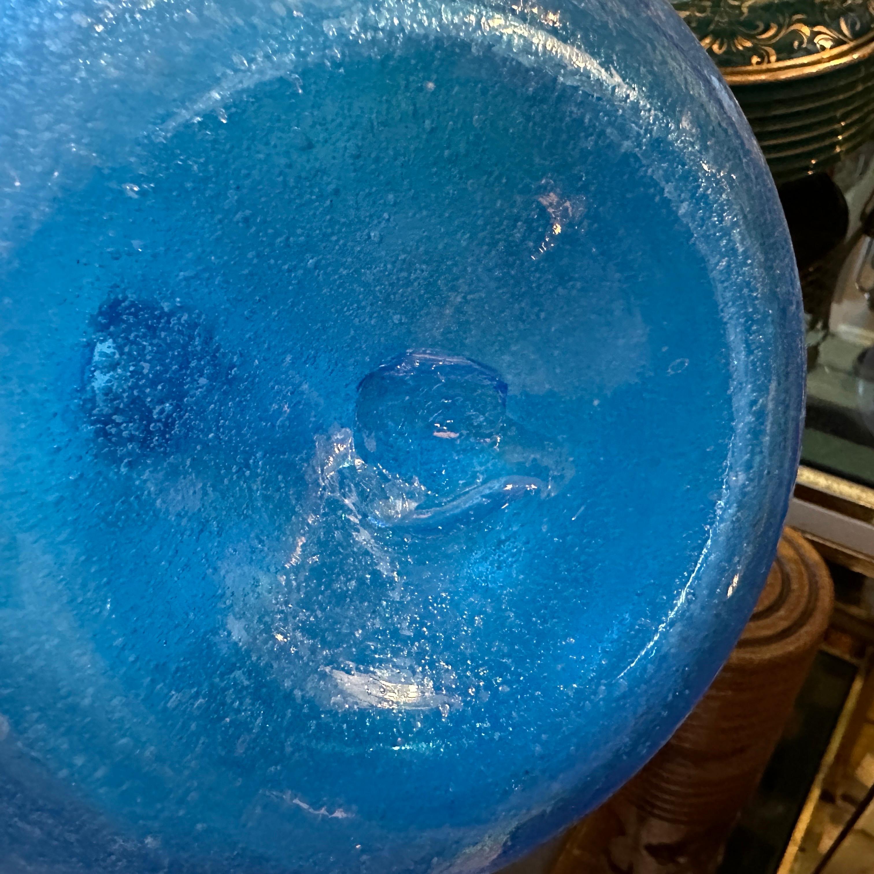 Italiano Vaso in vetro di Murano Cenedese Scavo attribuibile agli anni '60, di colore blu chiaro in vendita