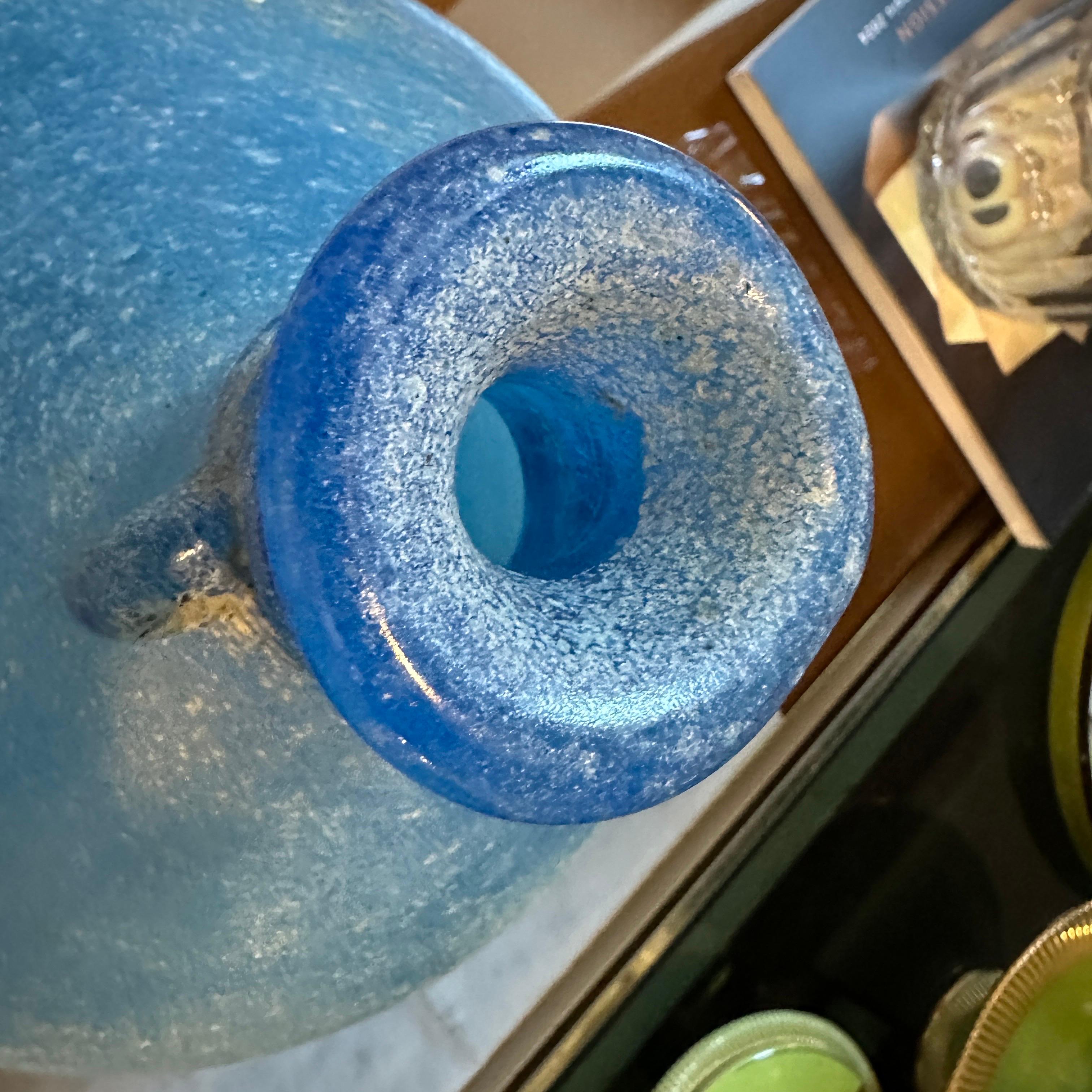 Vaso in vetro di Murano Cenedese Scavo attribuibile agli anni '60, di colore blu chiaro In condizioni buone in vendita a Aci Castello, IT