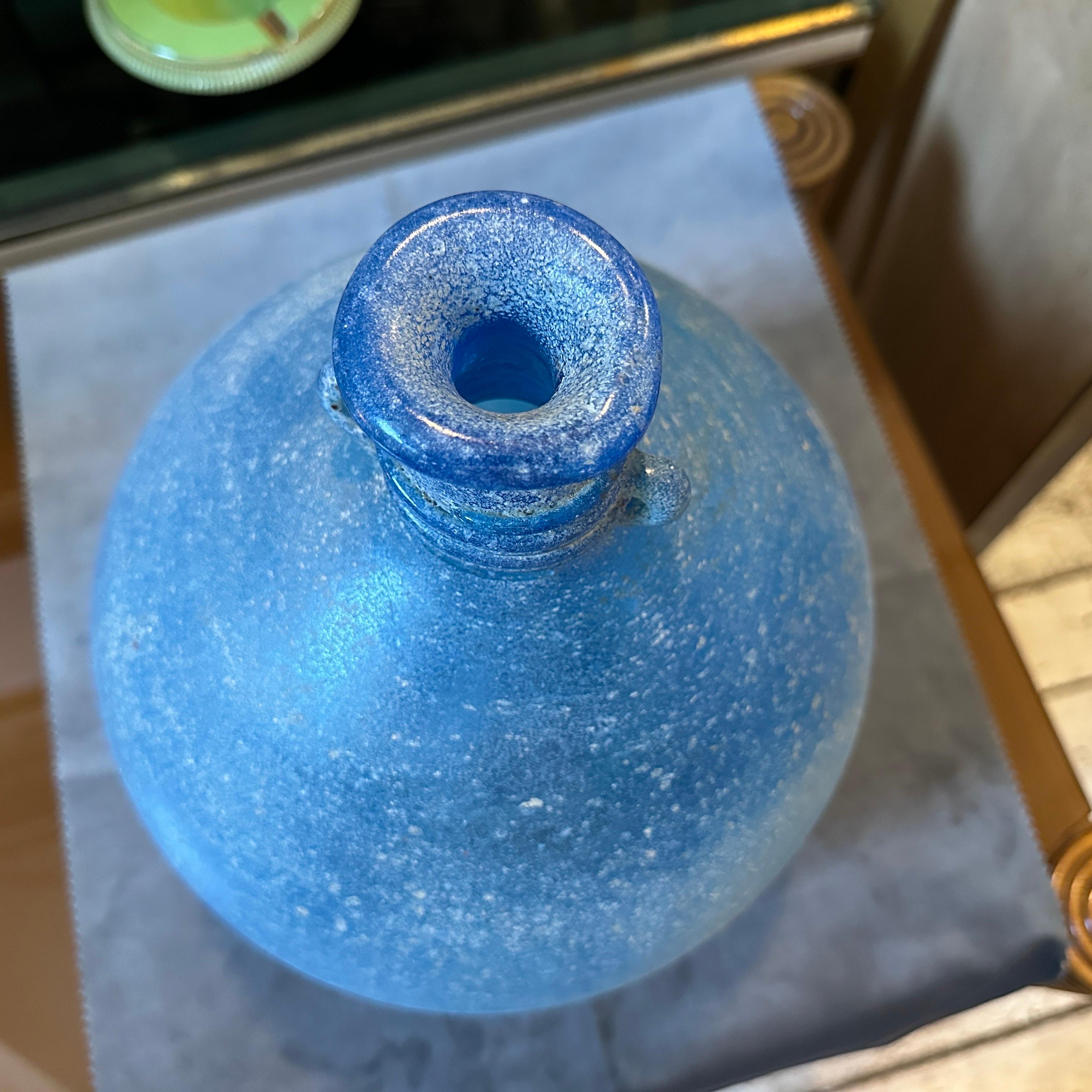 XX secolo Vaso in vetro di Murano Cenedese Scavo attribuibile agli anni '60, di colore blu chiaro in vendita