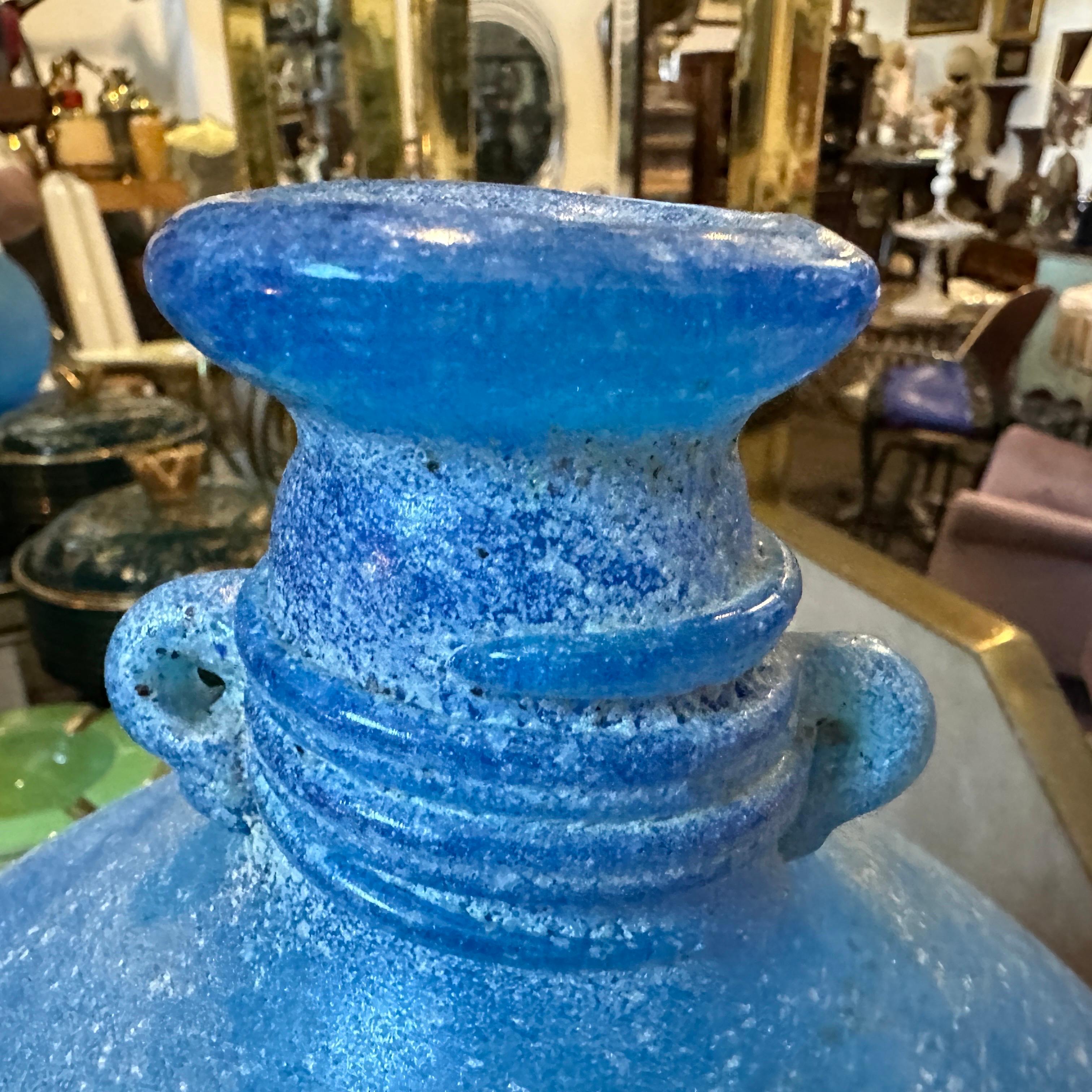 Vetro di Murano Vaso in vetro di Murano Cenedese Scavo attribuibile agli anni '60, di colore blu chiaro in vendita