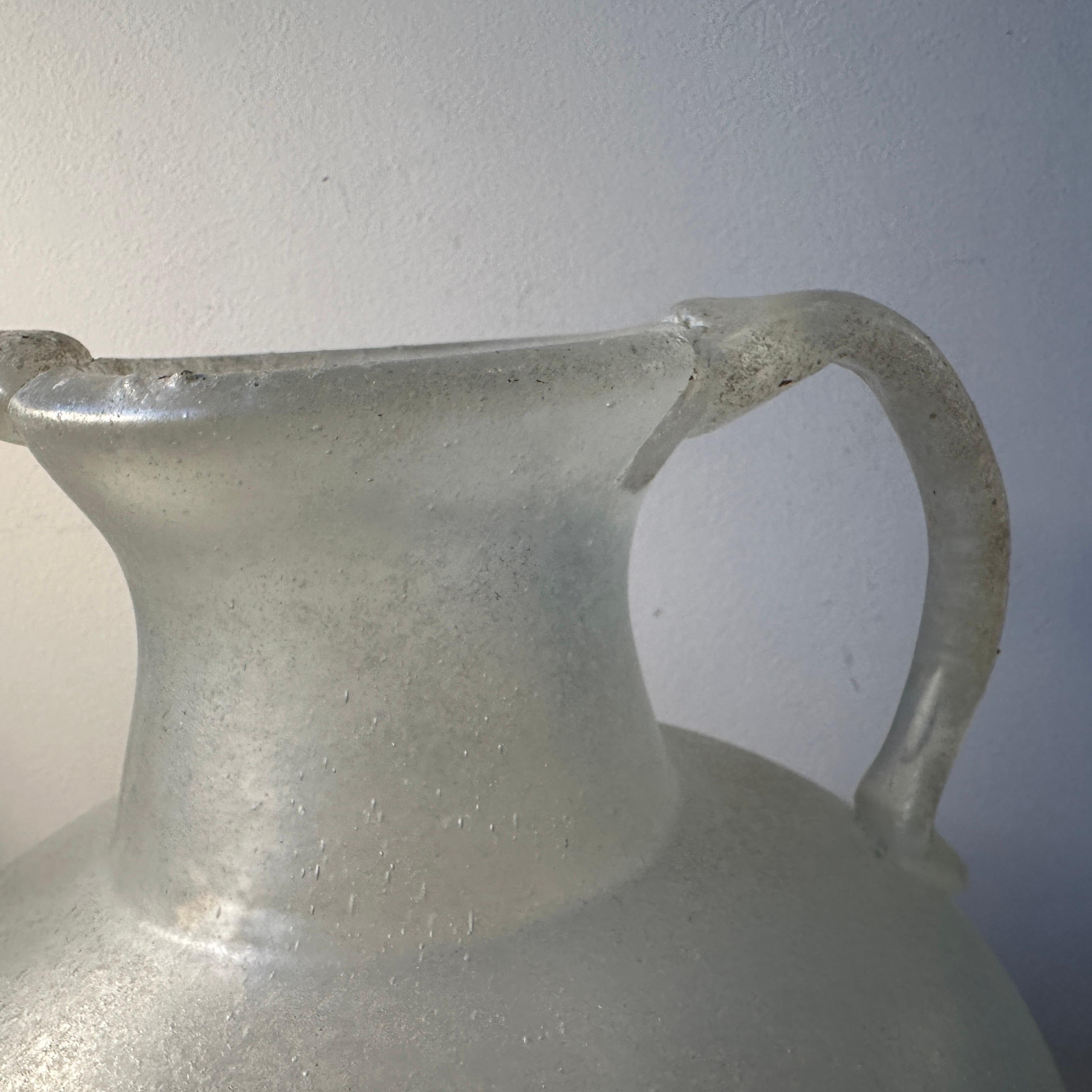 1960s Cenedese Attributable White Scavo Murano Glass Big Amphora Vase For Sale 4