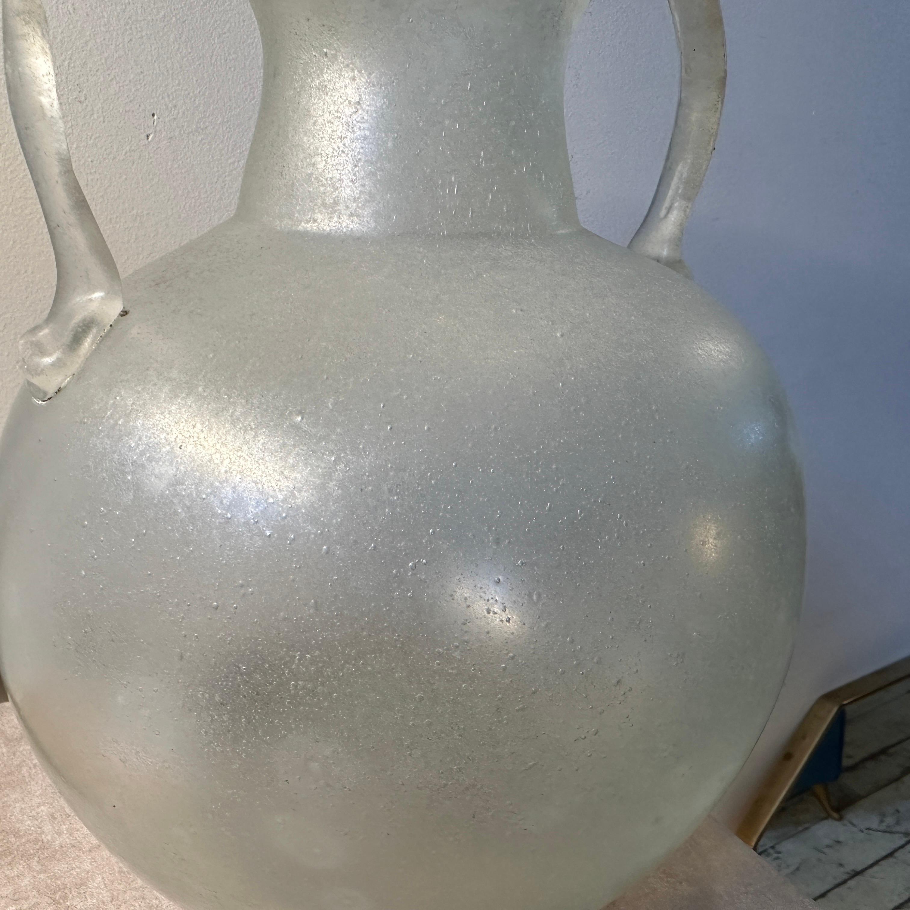 1960s Cenedese Attributable White Scavo Murano Glass Big Amphora Vase For Sale 5