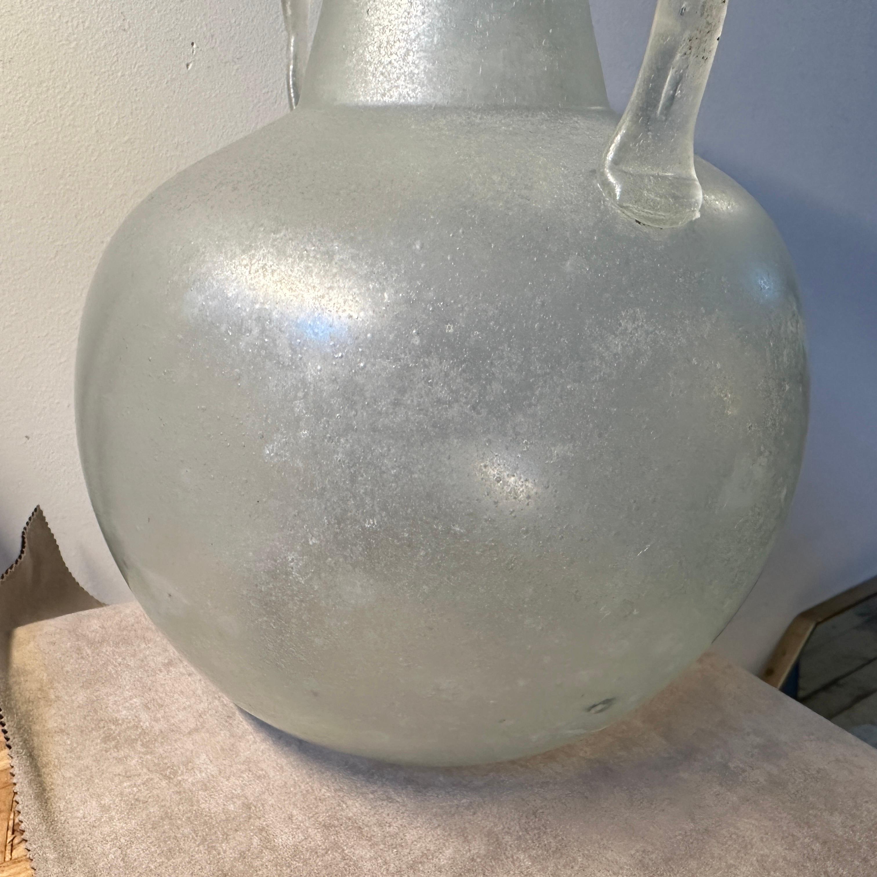 Classical Roman 1960s Cenedese Attributable White Scavo Murano Glass Big Amphora Vase For Sale