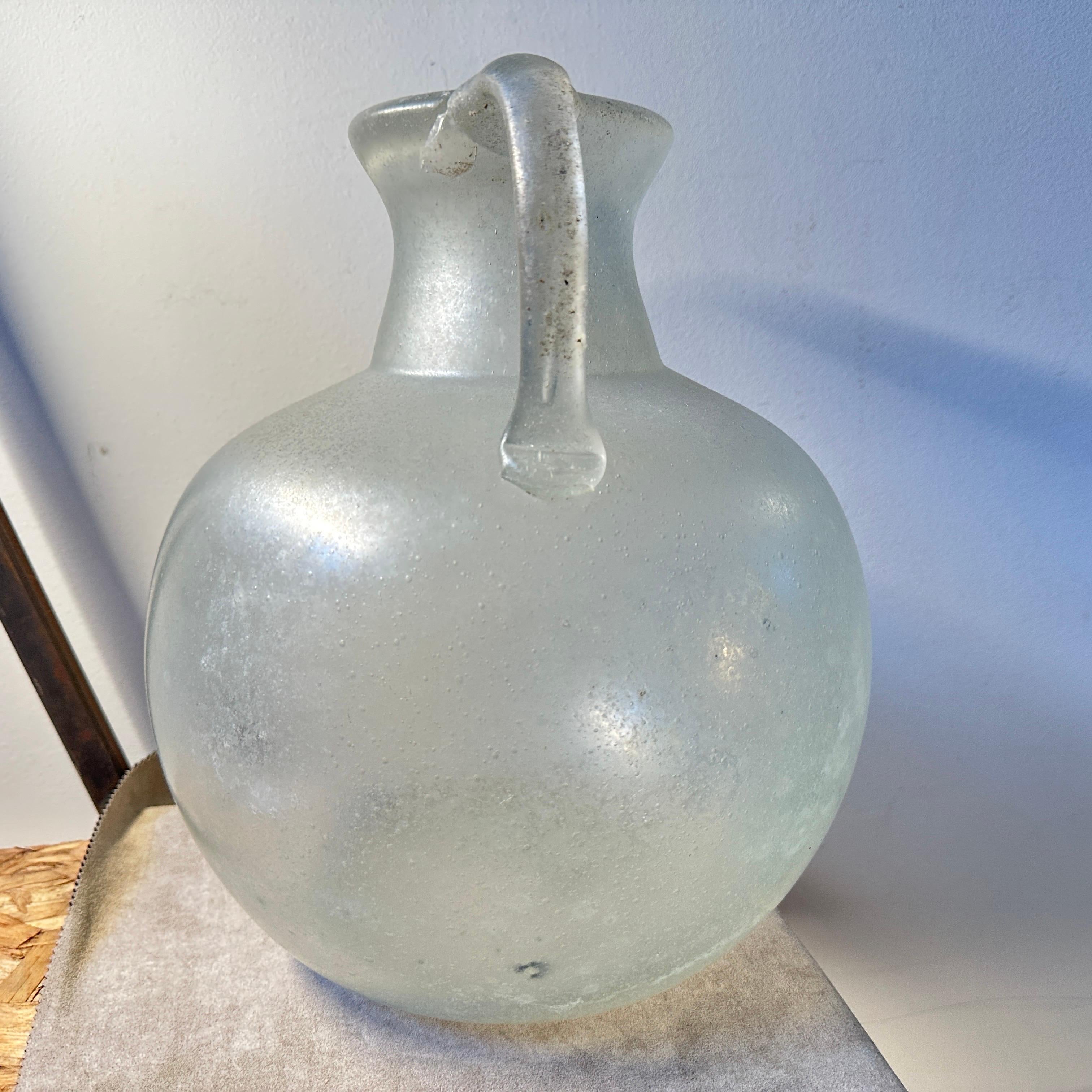 1960s Cenedese Attributable White Scavo Murano Glass Big Amphora Vase For Sale 2