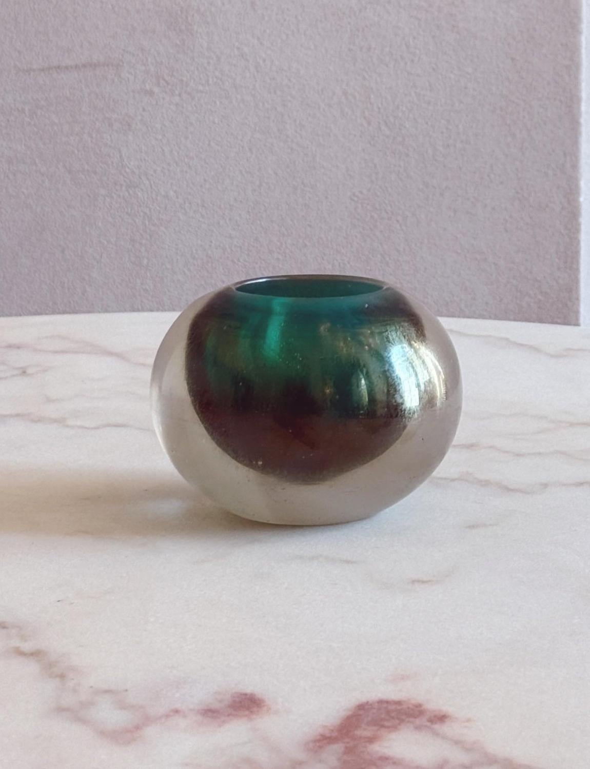 Un très beau bol sphérique sommerso en verre de Murano soufflé à la main avec une couche extérieure irridescente et un cœur d'un vert profond attribué au designer verrier, Cenedese. Ce bol est en bon état et est magnifique s'il est utilisé avec une