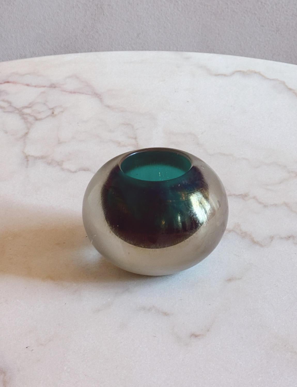 Milieu du XXe siècle Coupe sphérique verte en verre Murano Glass Sommerso Cenedese des années 1960 en vente