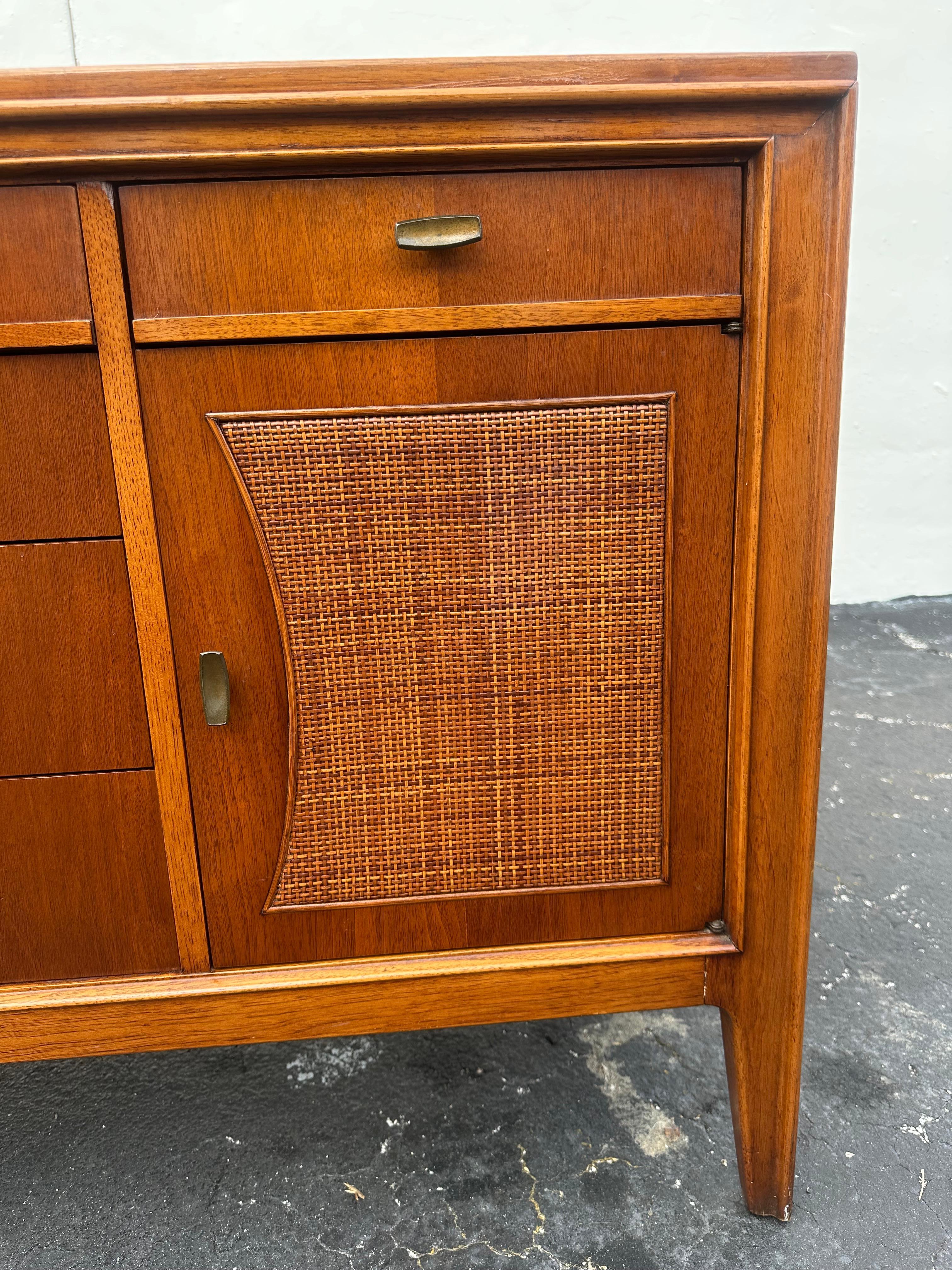 Buffet à cannes en bois des années 1960 en vente 3