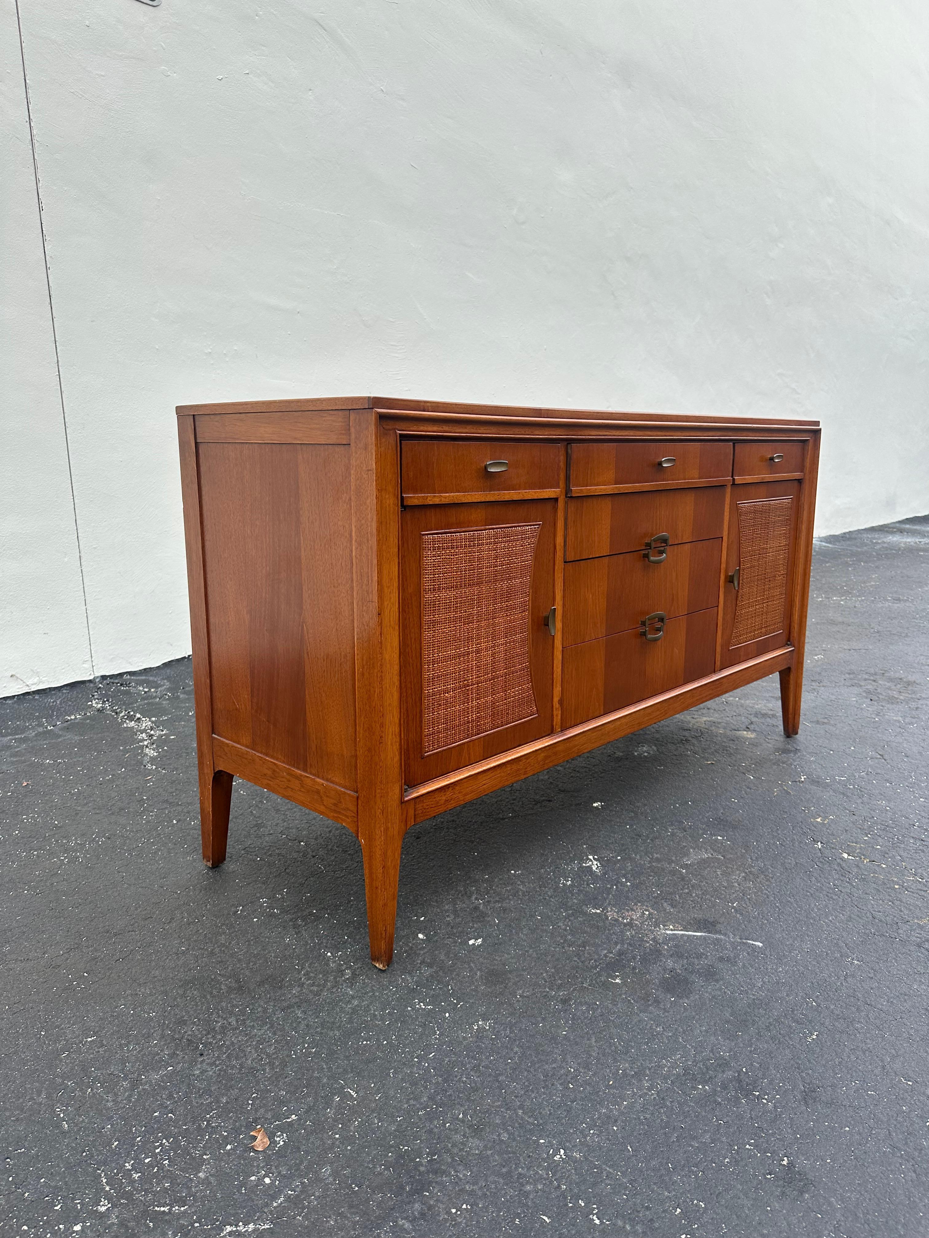 Nous vous proposons ici l'une des plus belles armoires de rangement pour buffet espagnol que vous puissiez espérer trouver. Il s'agit d'une occasion très rare d'acquérir ce qui est, sans équivoque, le meilleur des meilleurs, c'est-à-dire une