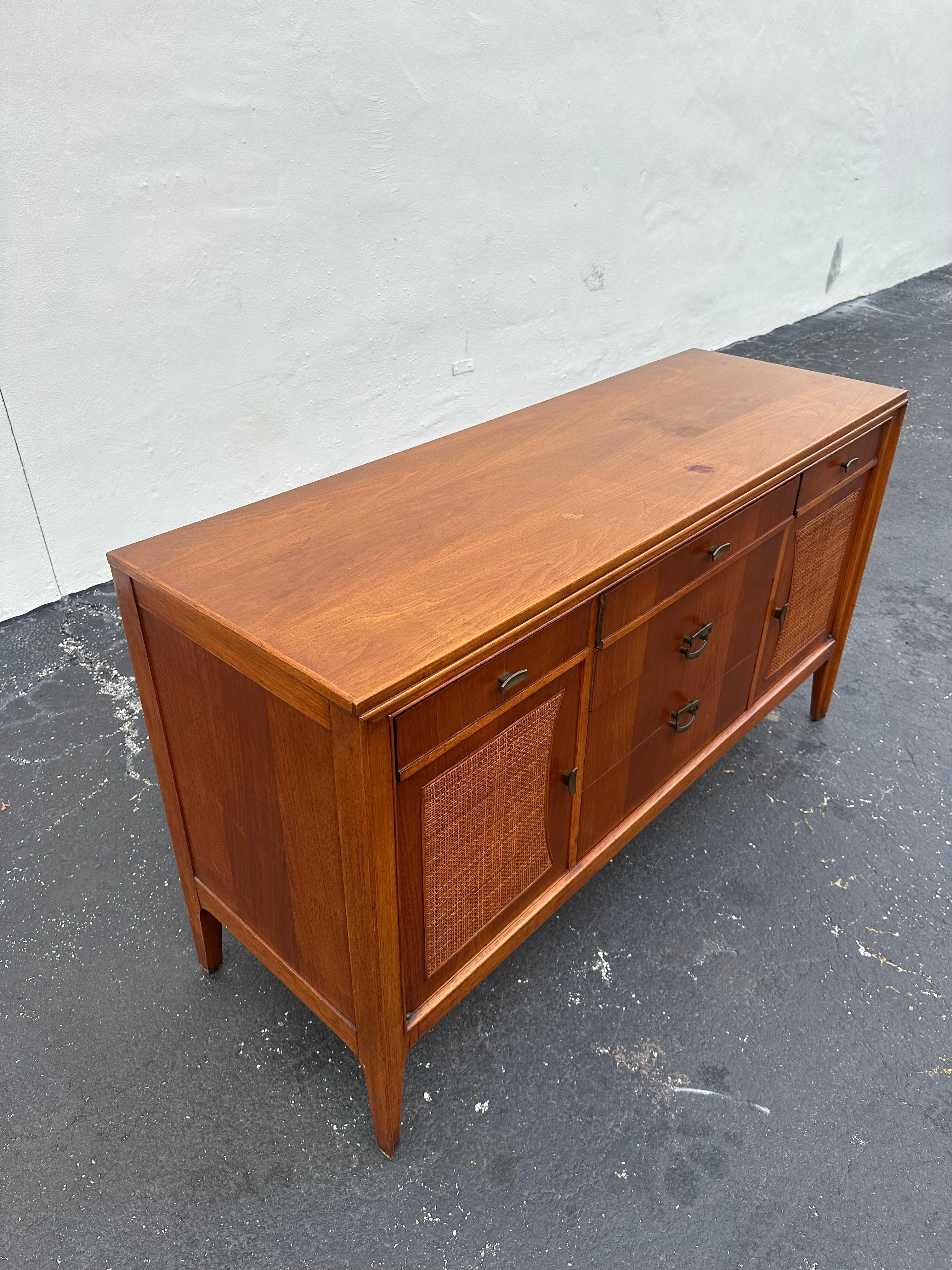 Mid-Century Modern Buffet à cannes en bois des années 1960 en vente