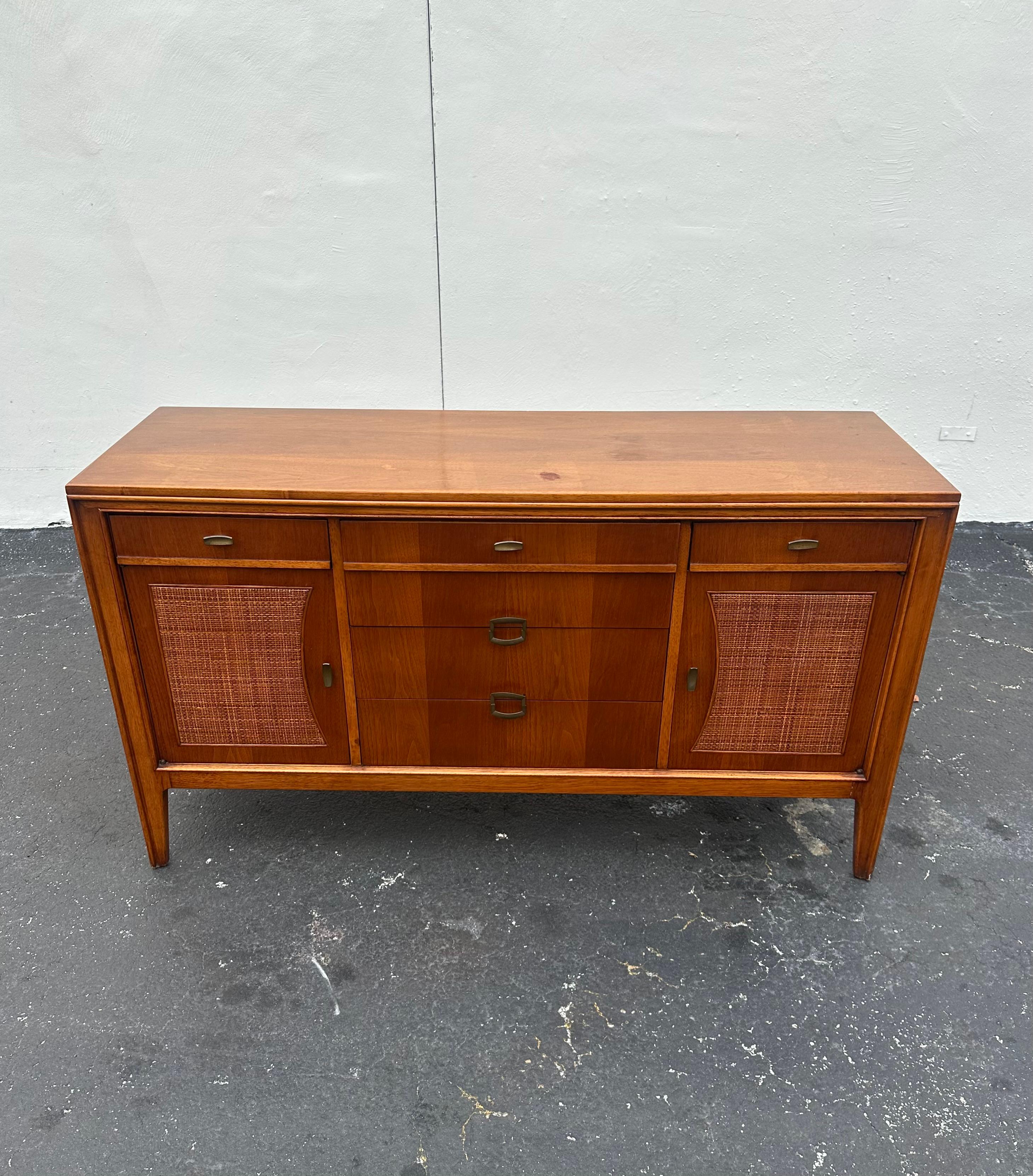 Américain Buffet à cannes en bois des années 1960 en vente