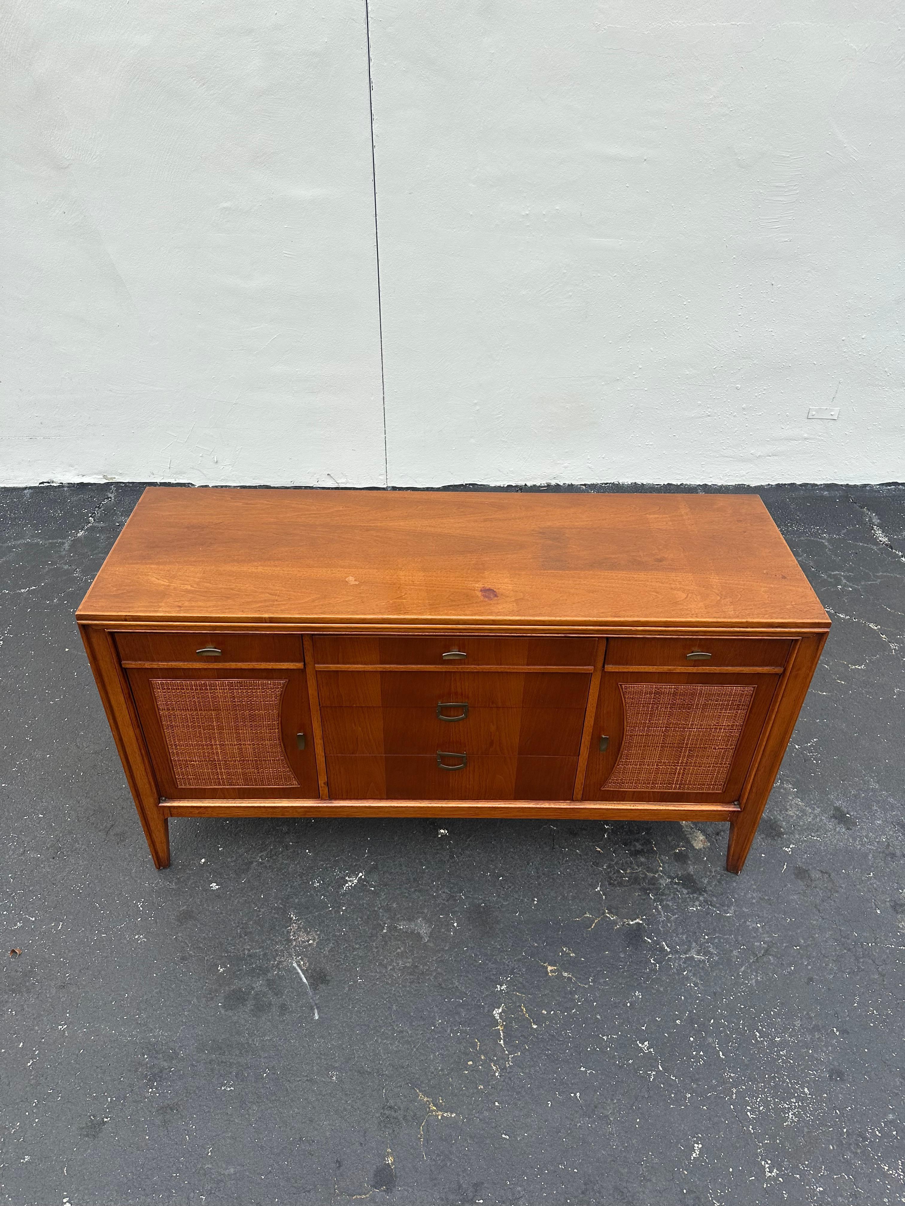 Buffet à cannes en bois des années 1960 Bon état - En vente à Fort Lauderdale, FL