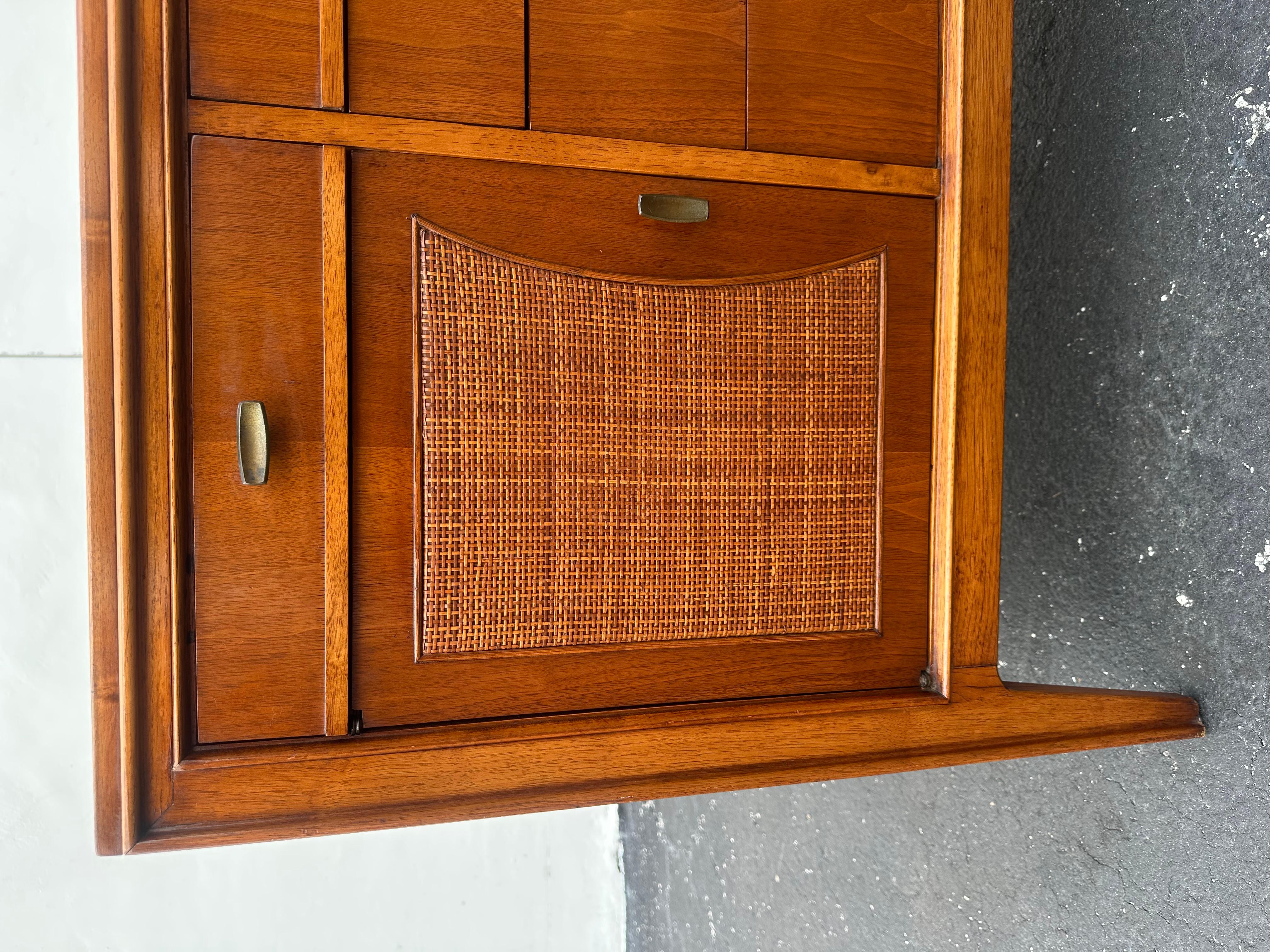 Buffet à cannes en bois des années 1960 en vente 1