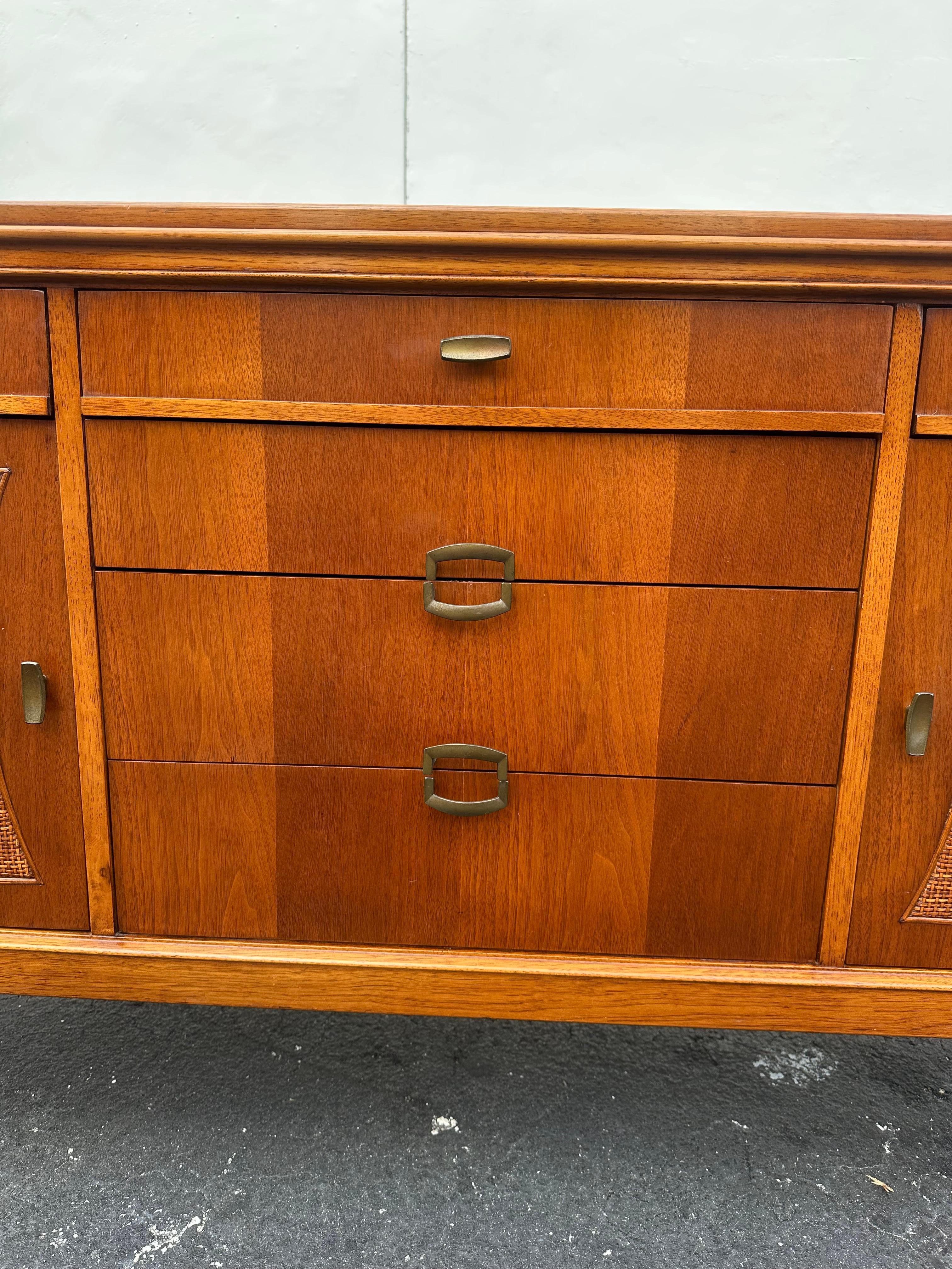 Buffet à cannes en bois des années 1960 en vente 2