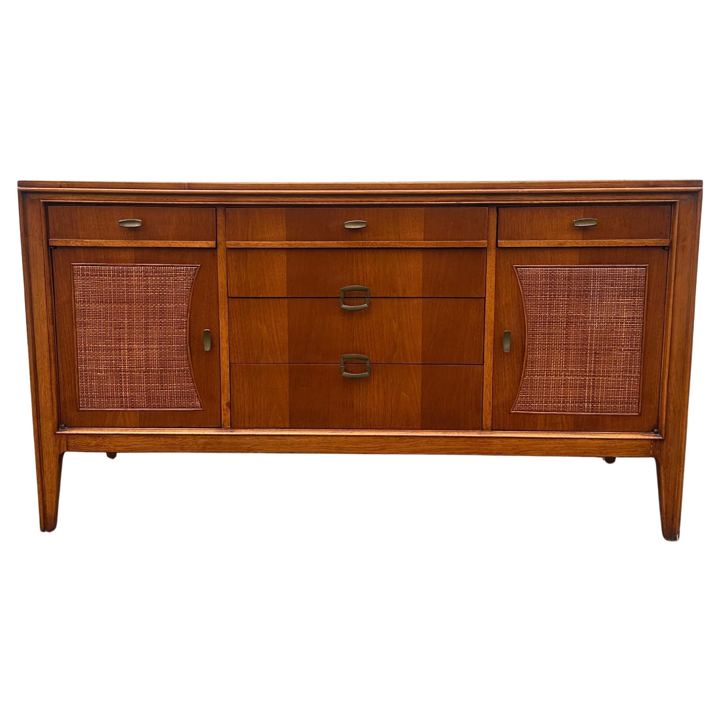 Aparador de madera entramada del siglo XIX