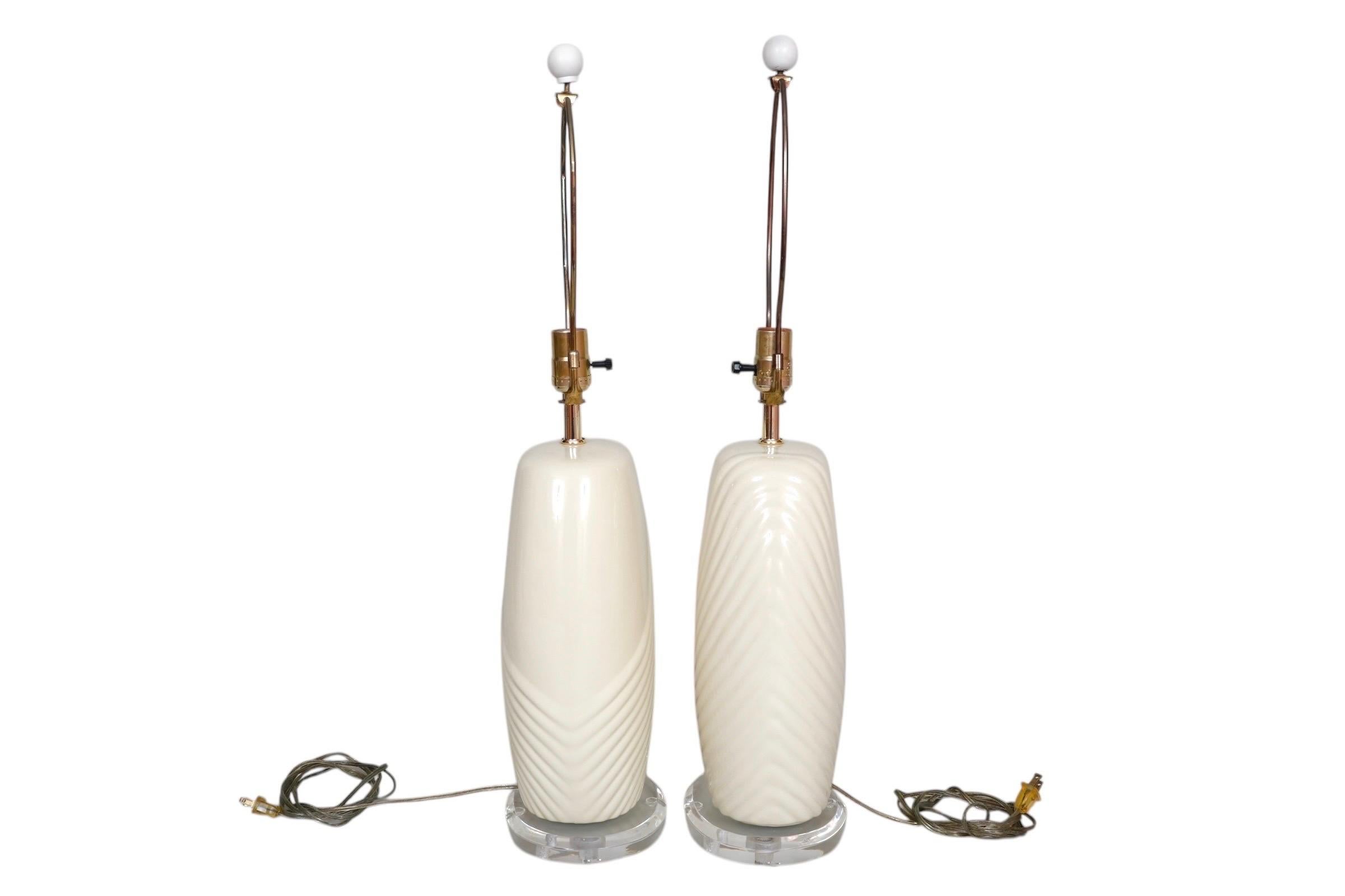 Mid-Century Modern Paire de lampes de table en céramique et lucite des années 1960 en vente
