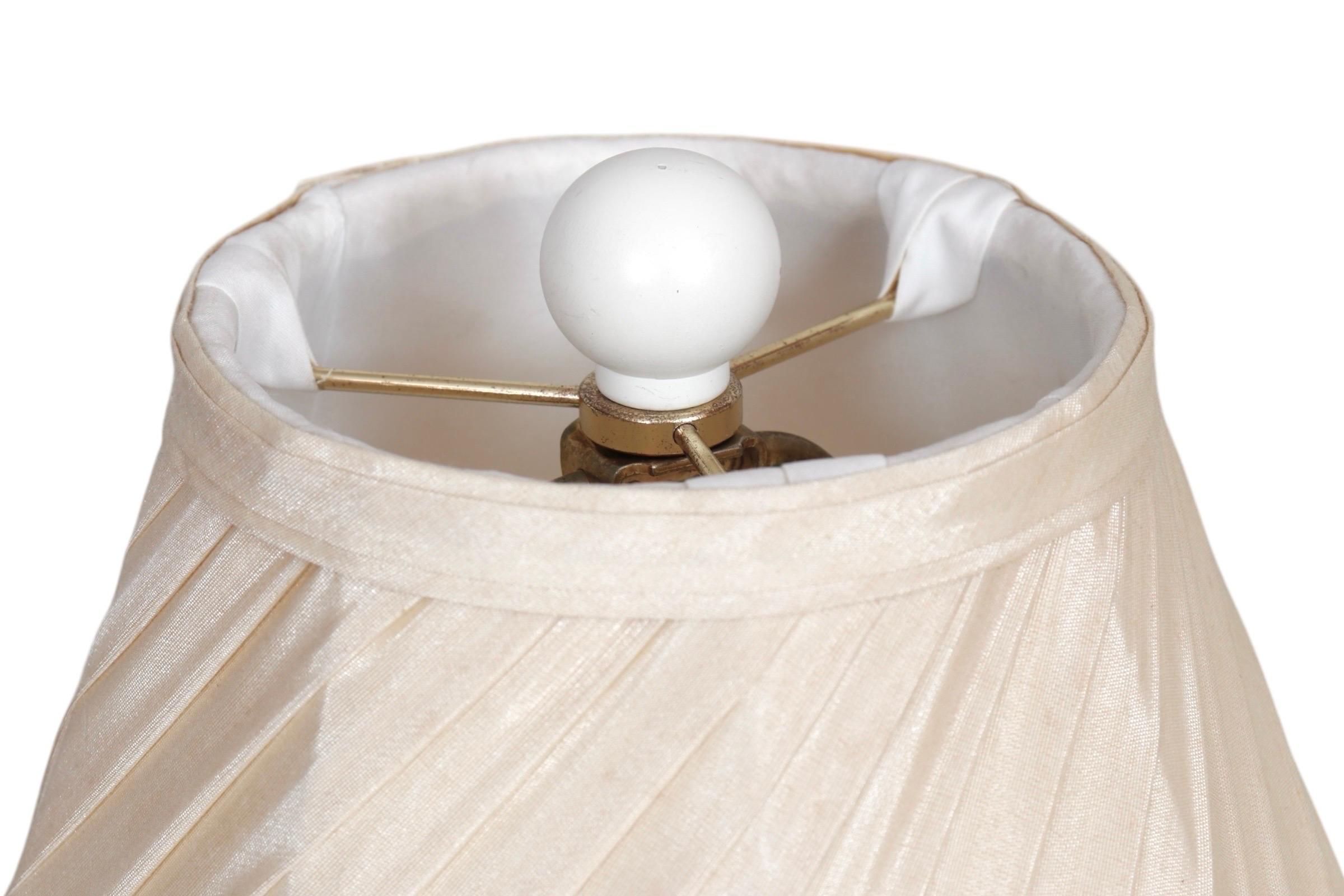 Américain Paire de lampes de table en céramique et lucite des années 1960 en vente