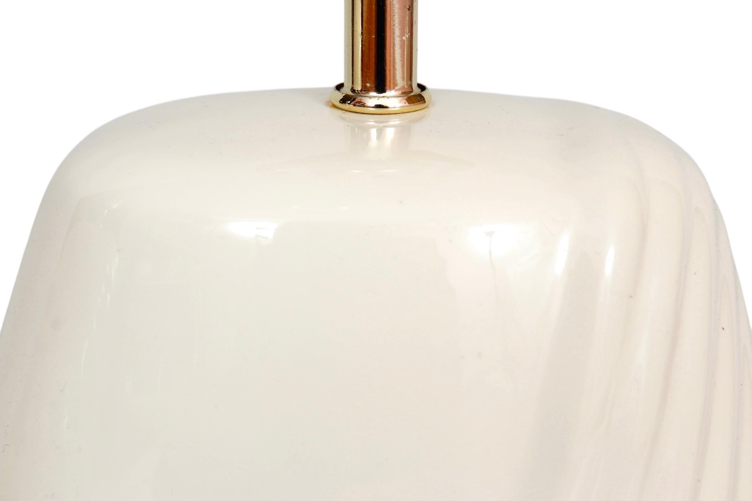 Milieu du XXe siècle Paire de lampes de table en céramique et lucite des années 1960 en vente