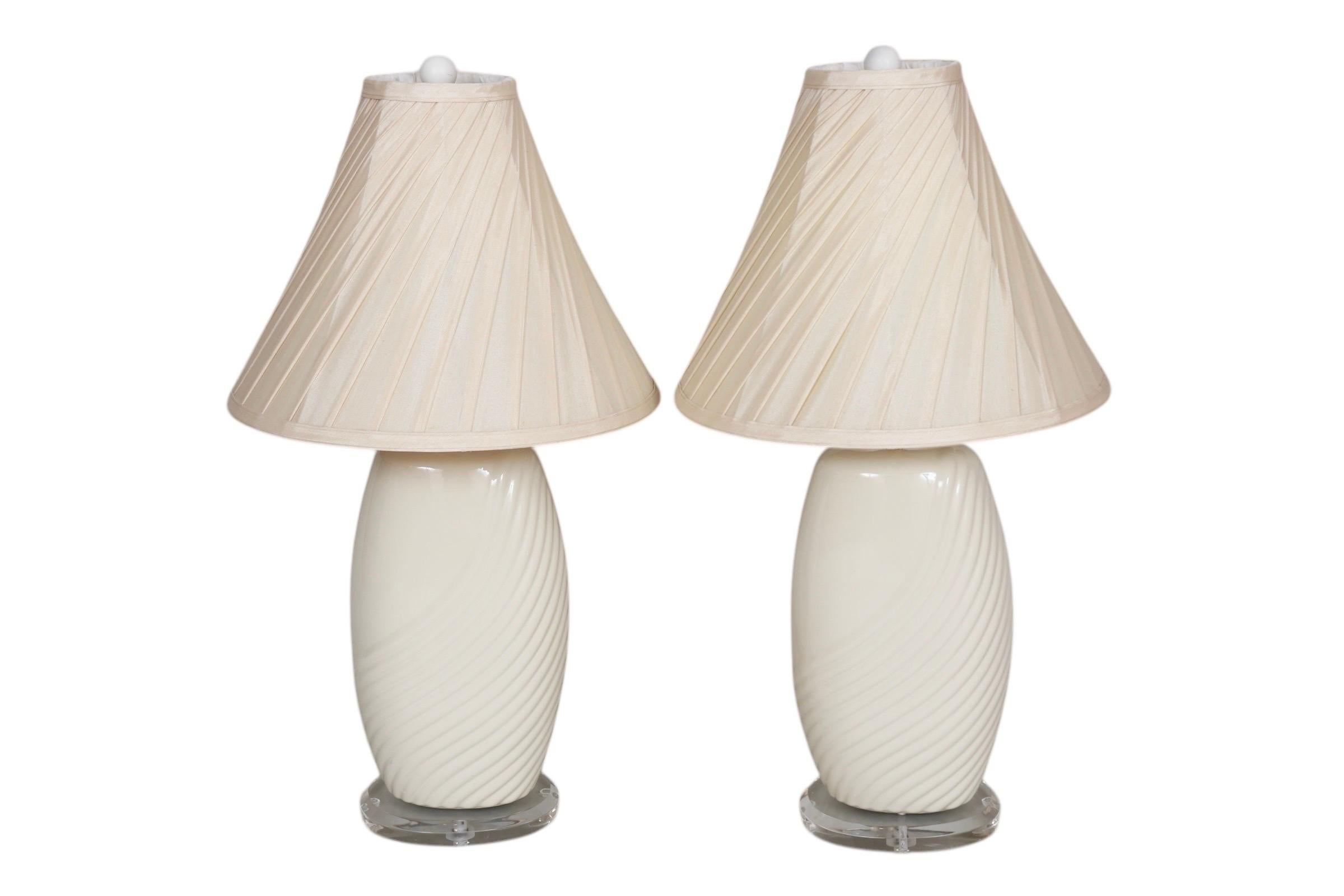 Paire de lampes de table en céramique et lucite des années 1960 en vente 1