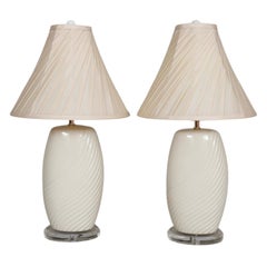 Lampade da tavolo in ceramica e lucite degli anni '60 - una coppia