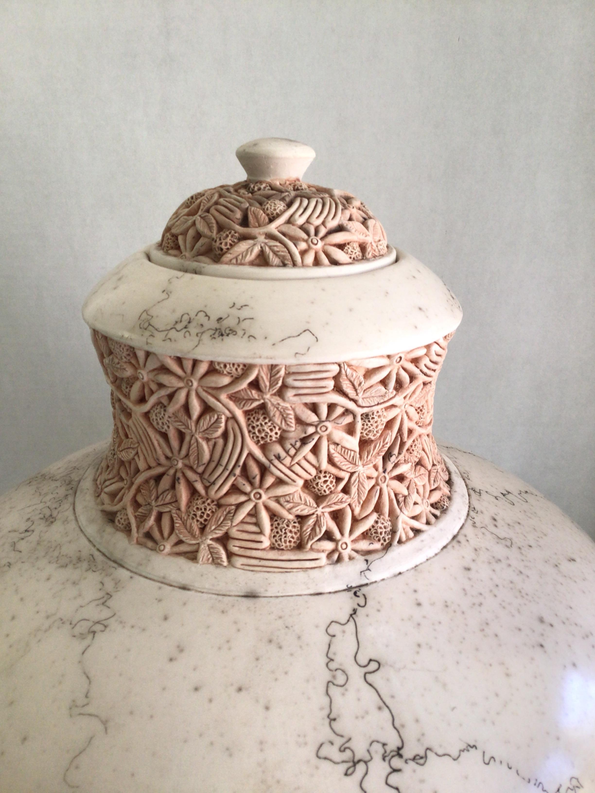 Vasija de cerámica tallada de los años 60 con tapa Tallado a mano en venta