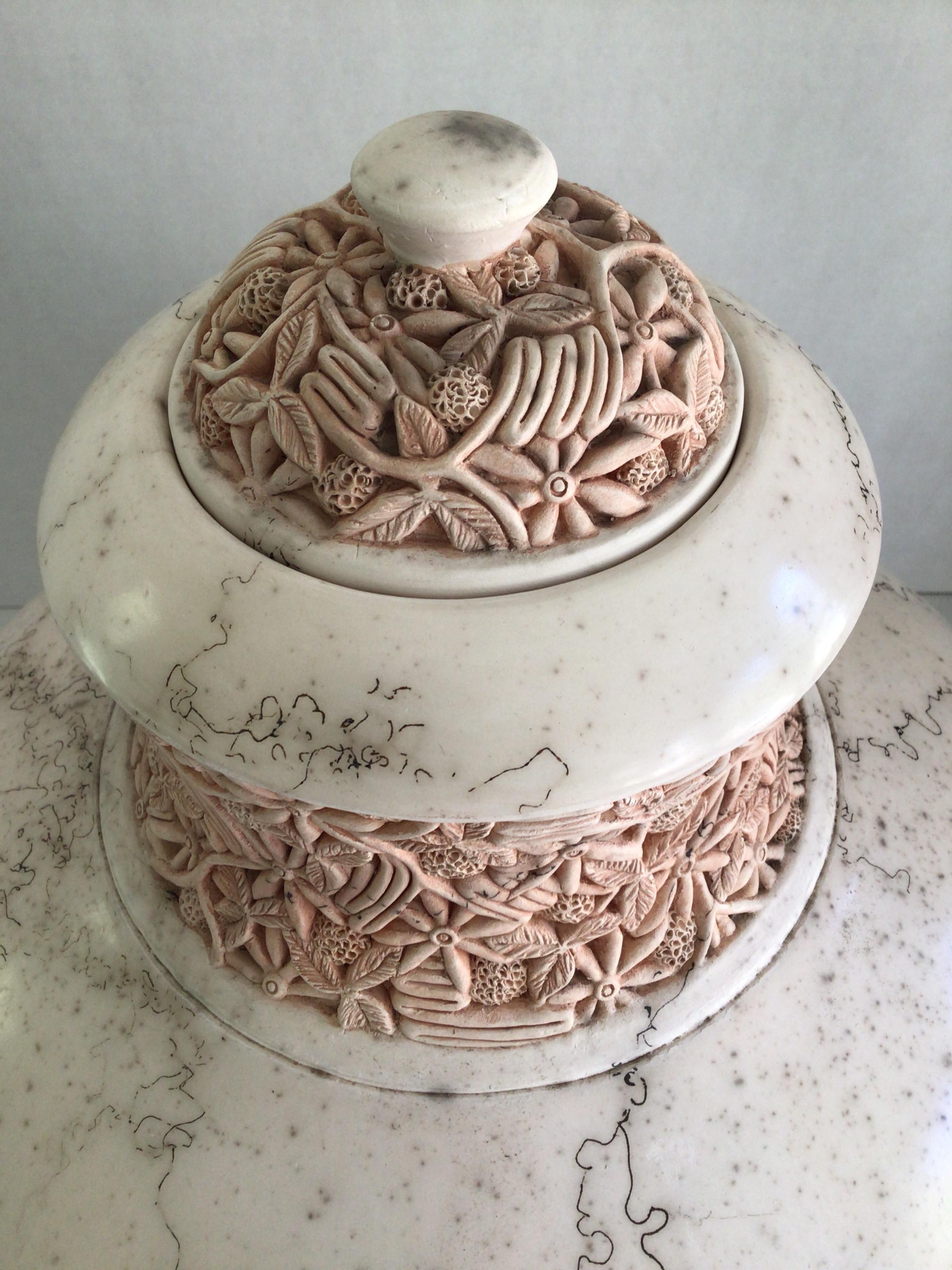 Vasija de cerámica tallada de los años 60 con tapa en Bueno estado para la venta en Tarrytown, NY