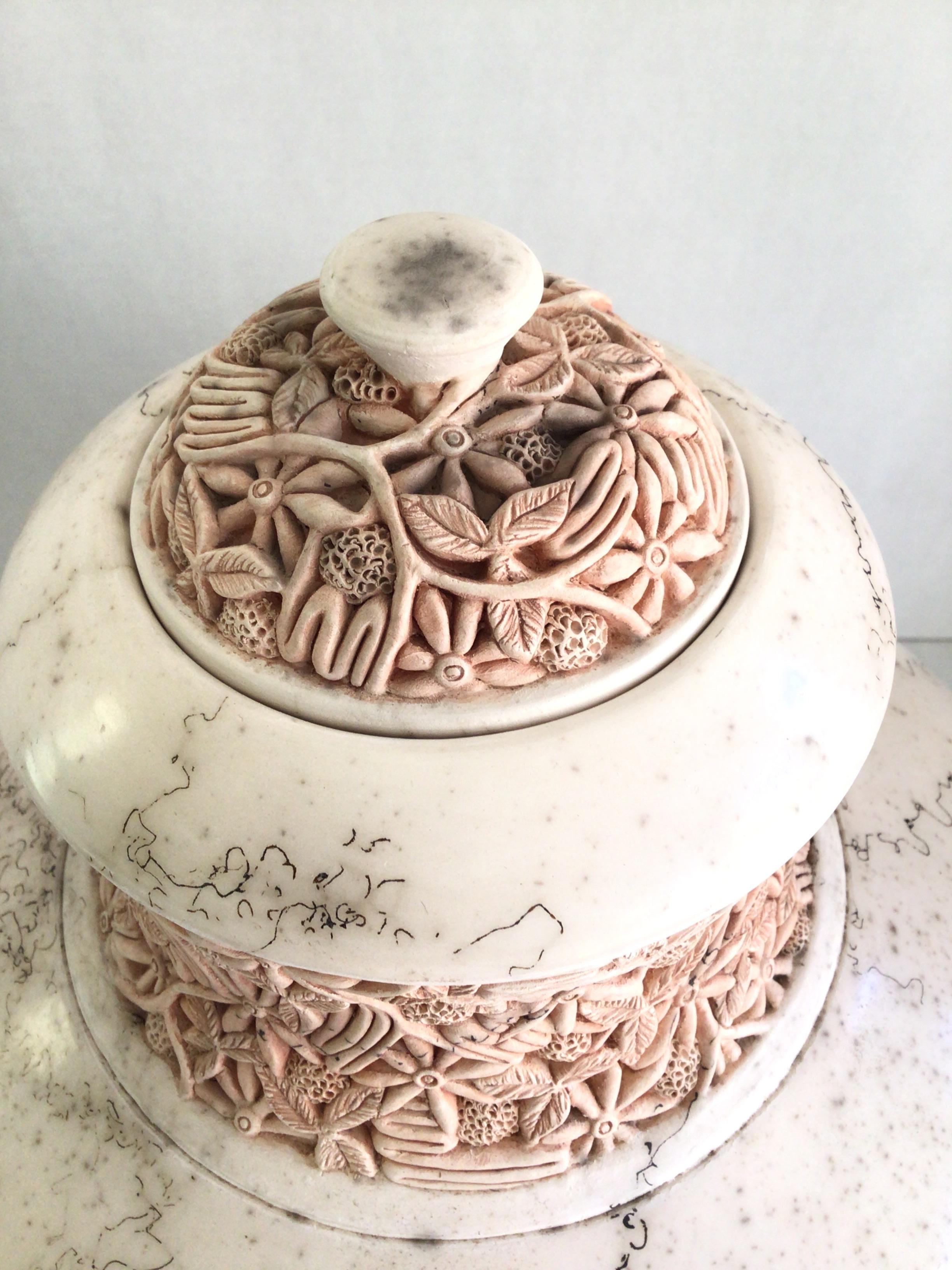 Vasija de cerámica tallada de los años 60 con tapa mediados del siglo XX en venta