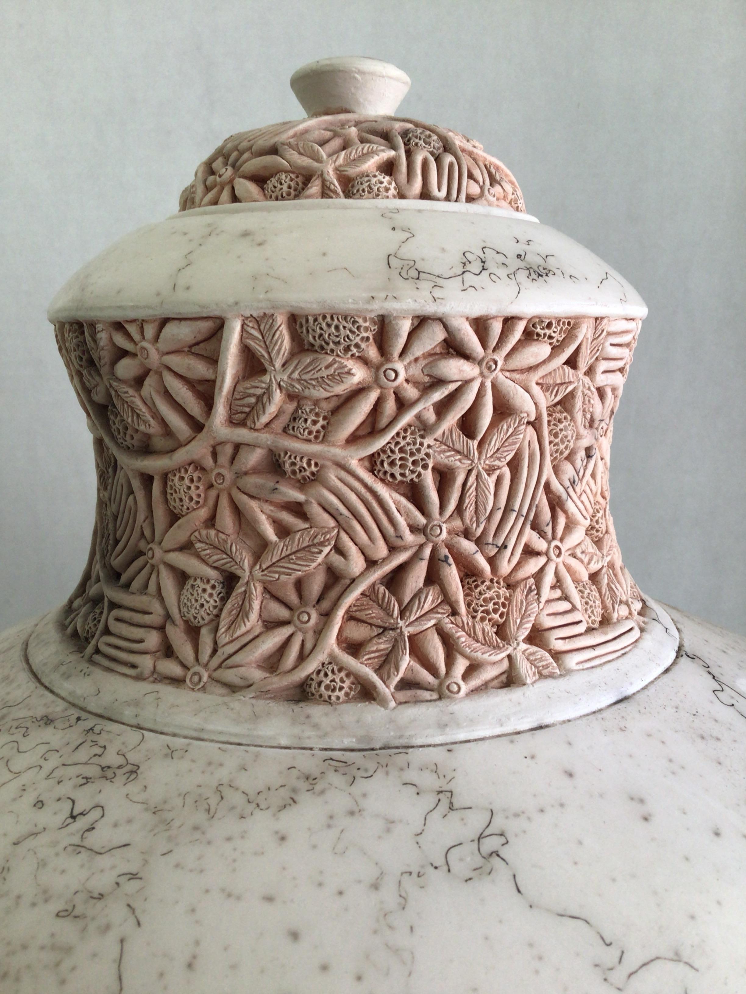 Vasija de cerámica tallada de los años 60 con tapa Cerámico en venta