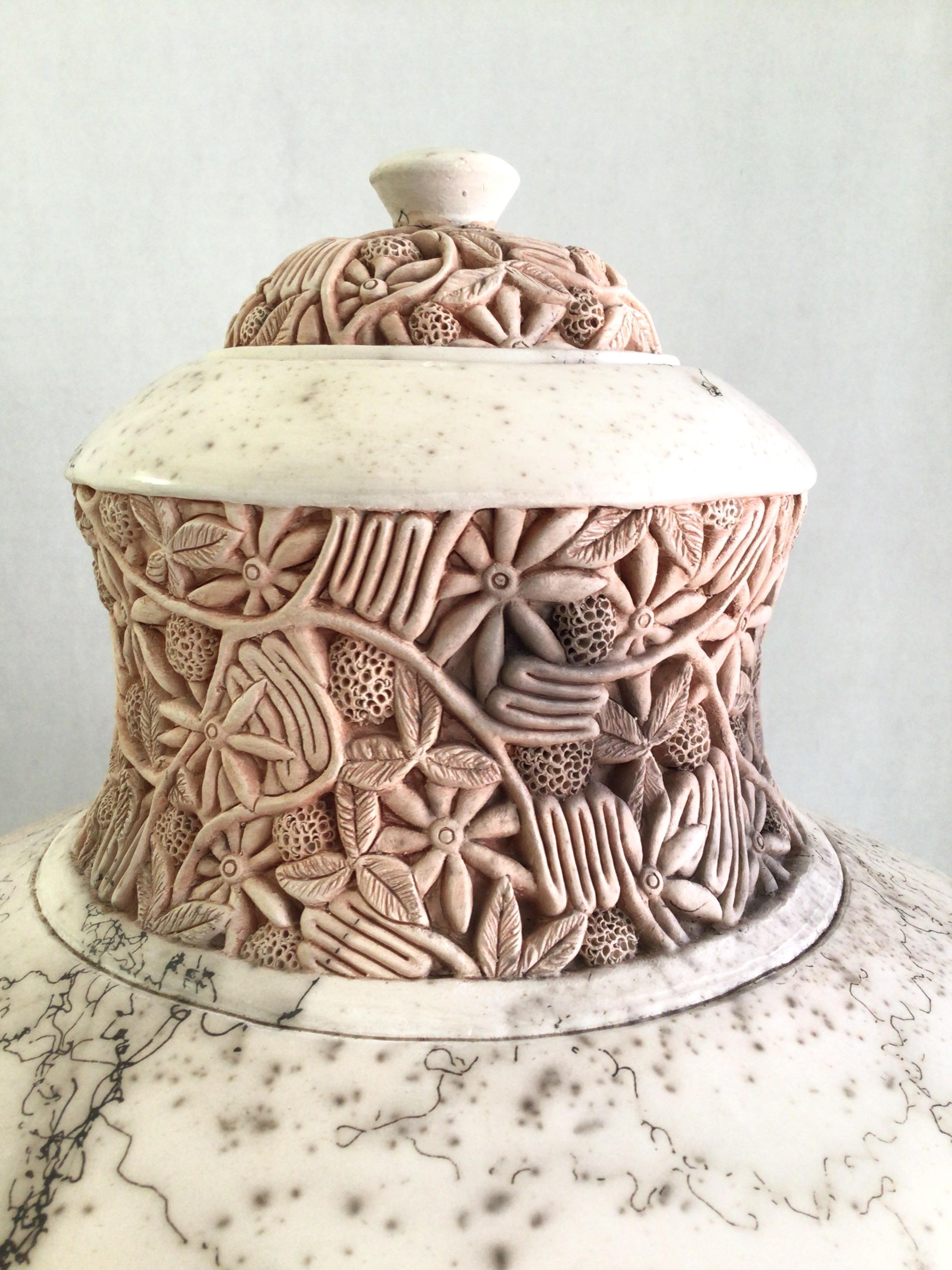 Vasija de cerámica tallada de los años 60 con tapa en venta 1