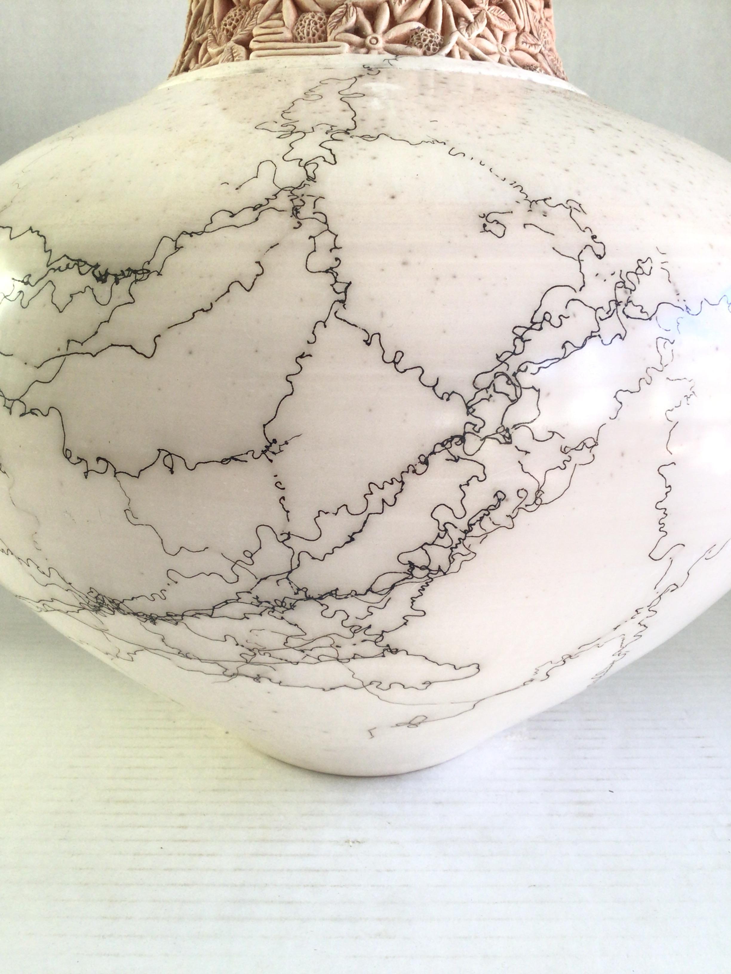 Vasija de cerámica tallada de los años 60 con tapa en venta 2