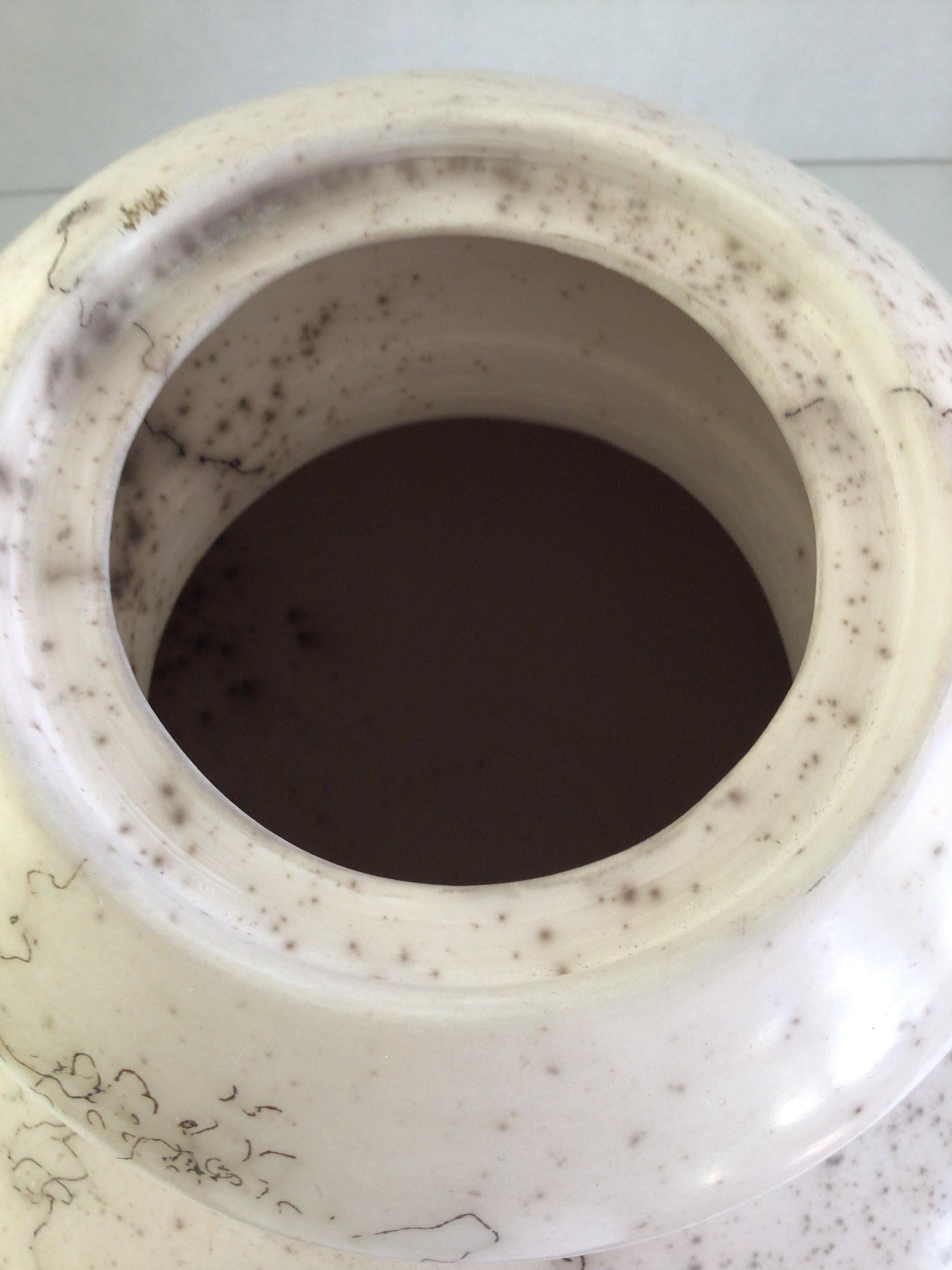 Vasija de cerámica tallada de los años 60 con tapa en venta 3