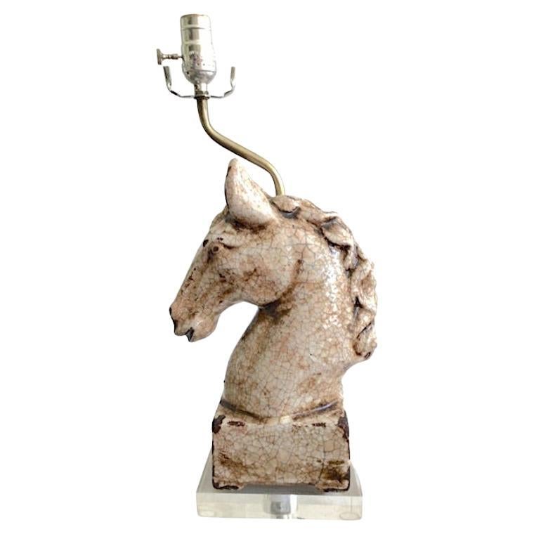 Lampe cheval émaillée craquelée en céramique des années 1960 sur base en lucite