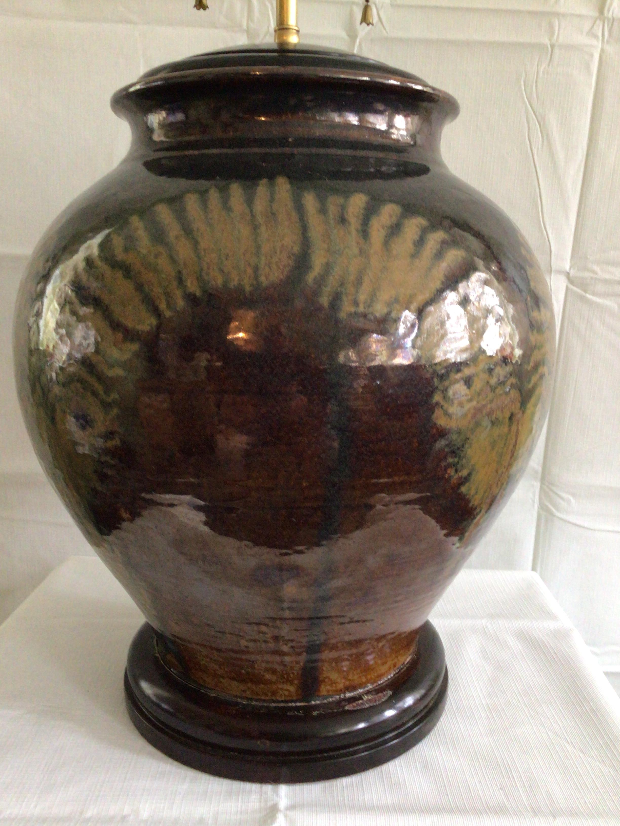 1960s Ceramic Glazed Pottery Lamp with Wood Base and Mount In Good Condition For Sale In Tarrytown, NY