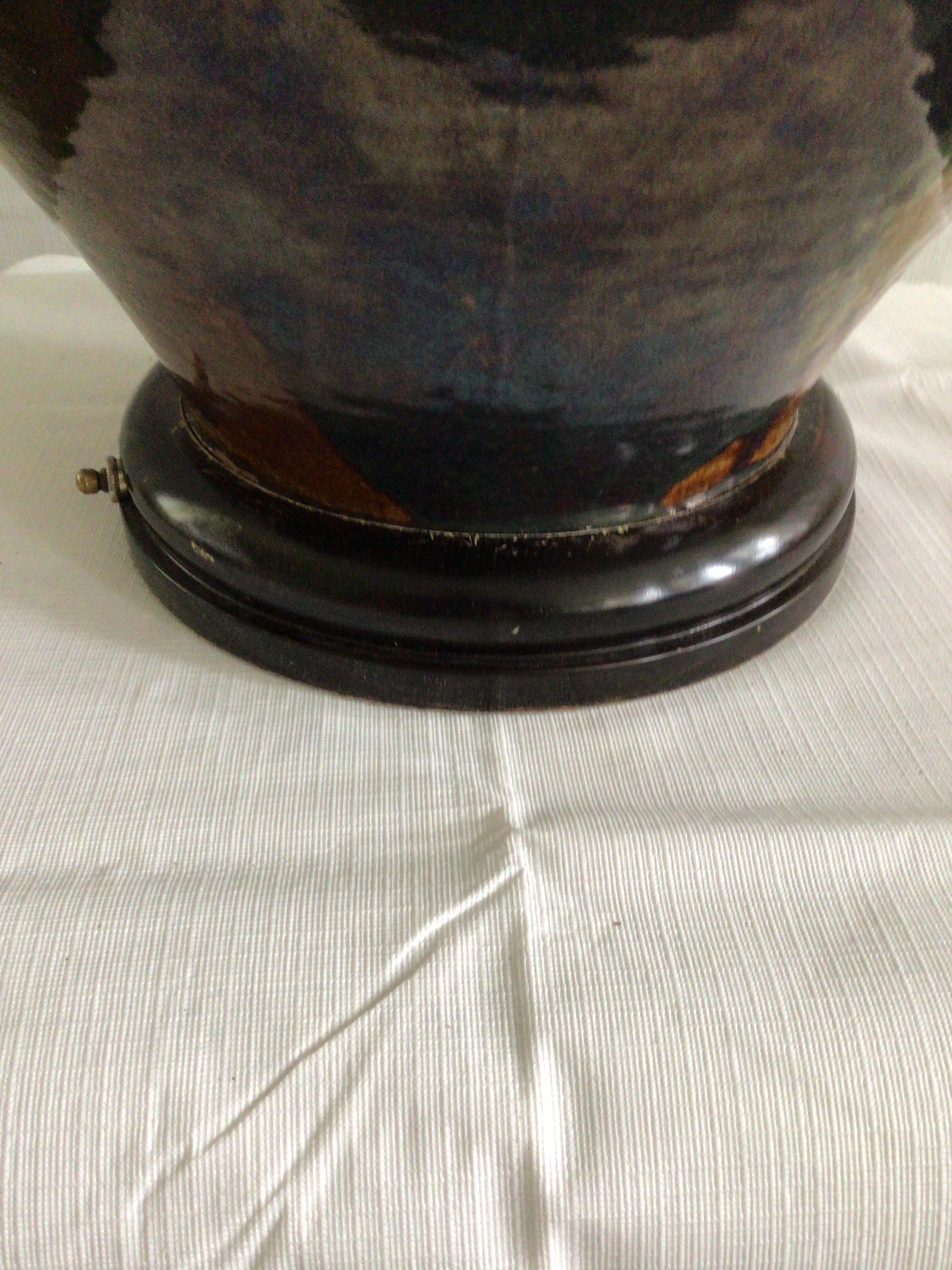 1960s Ceramic Glazed Pottery Lamp with Wood Base and Mount For Sale 2