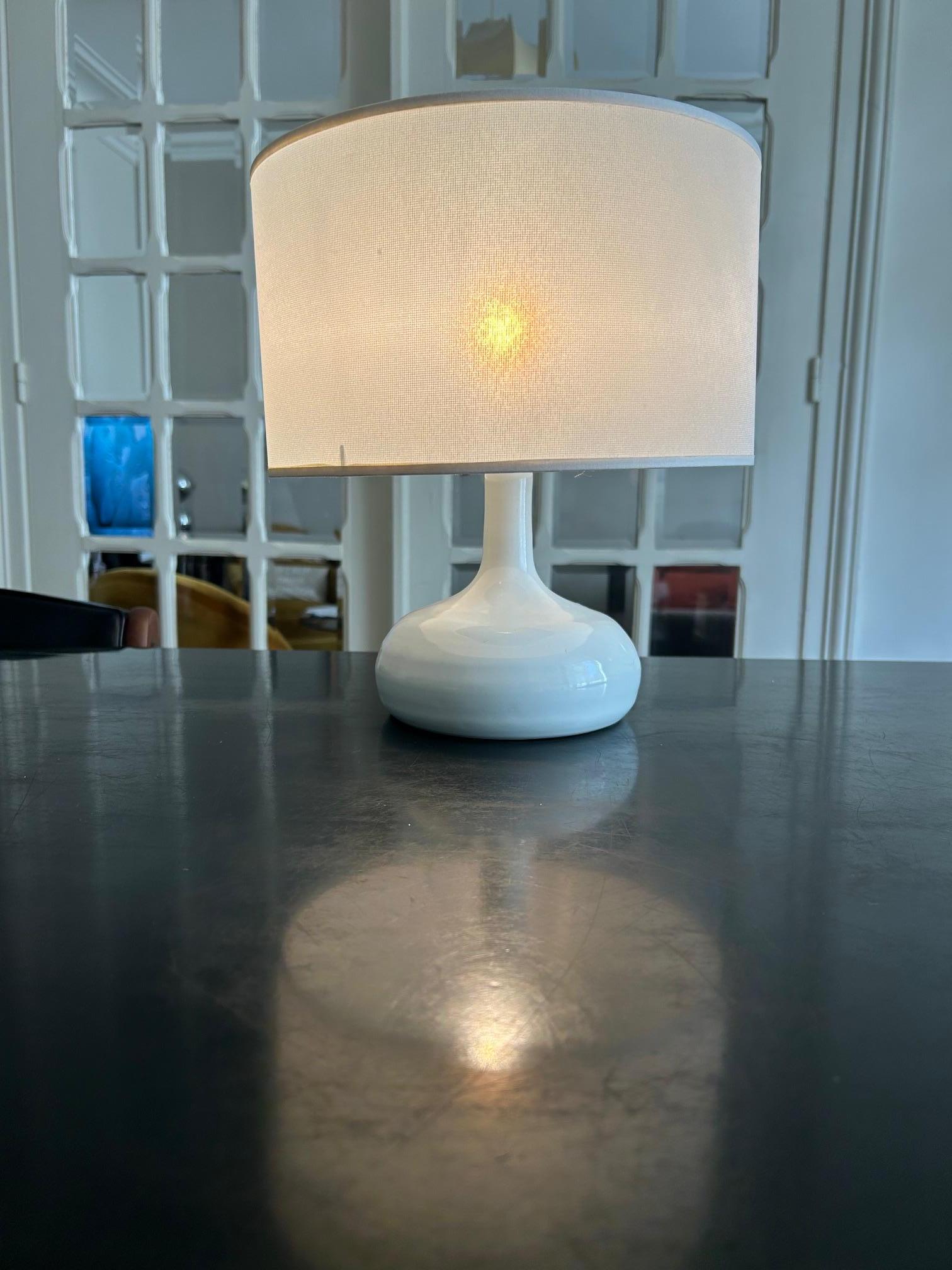 Beautiful table lamp in white glazed ceramic from the 1960's 
Lampe signed by ceramist Catherine Capperon
Base diameter is 16 centimetres 