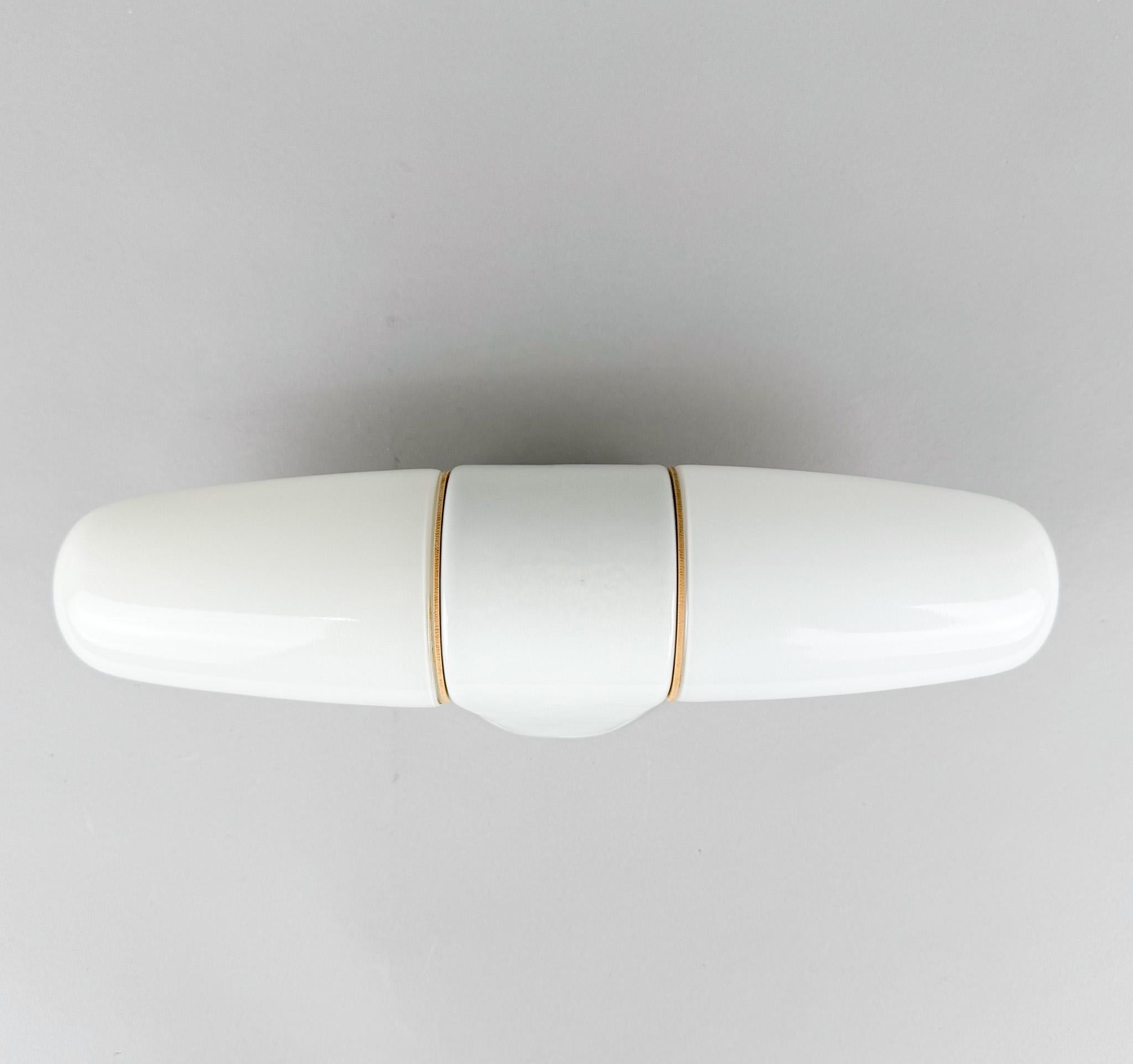 Doppia applique di metà secolo con base in ceramica e due paralumi in vetro opalino. Nuovo cablaggio. Lampadina: 2 x E14. Compatibile con il cablaggio degli Stati Uniti.